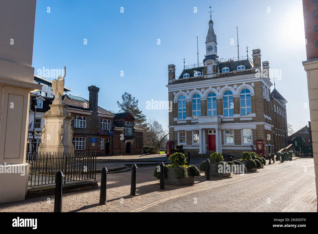 Rathaus und Kriegsdenkmal im Stadtzentrum von Staines-upon-Thames, Surrey, England, Großbritannien Stockfoto