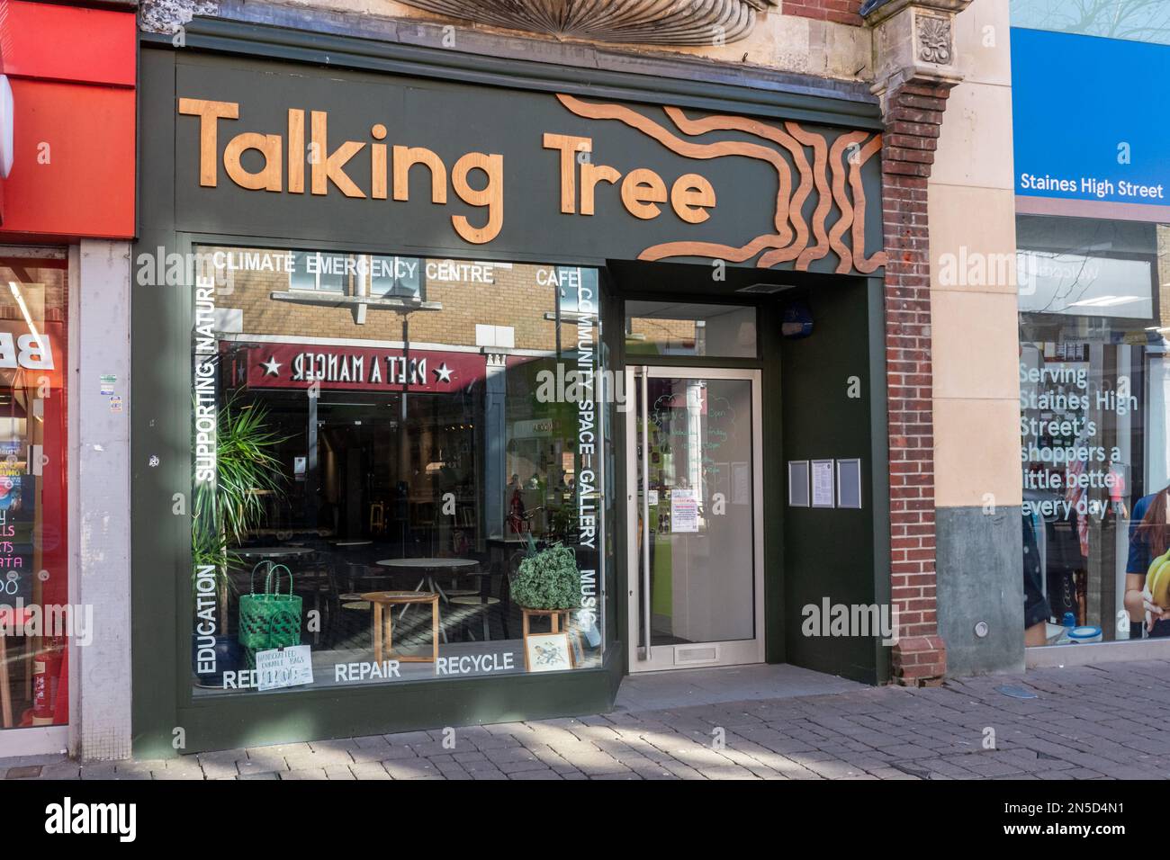 Talking Tree, ein Klima-Notfallzentrum und vegetarisches Café auf der Staines-upon-Thames High Street, Surrey, England, Großbritannien Stockfoto