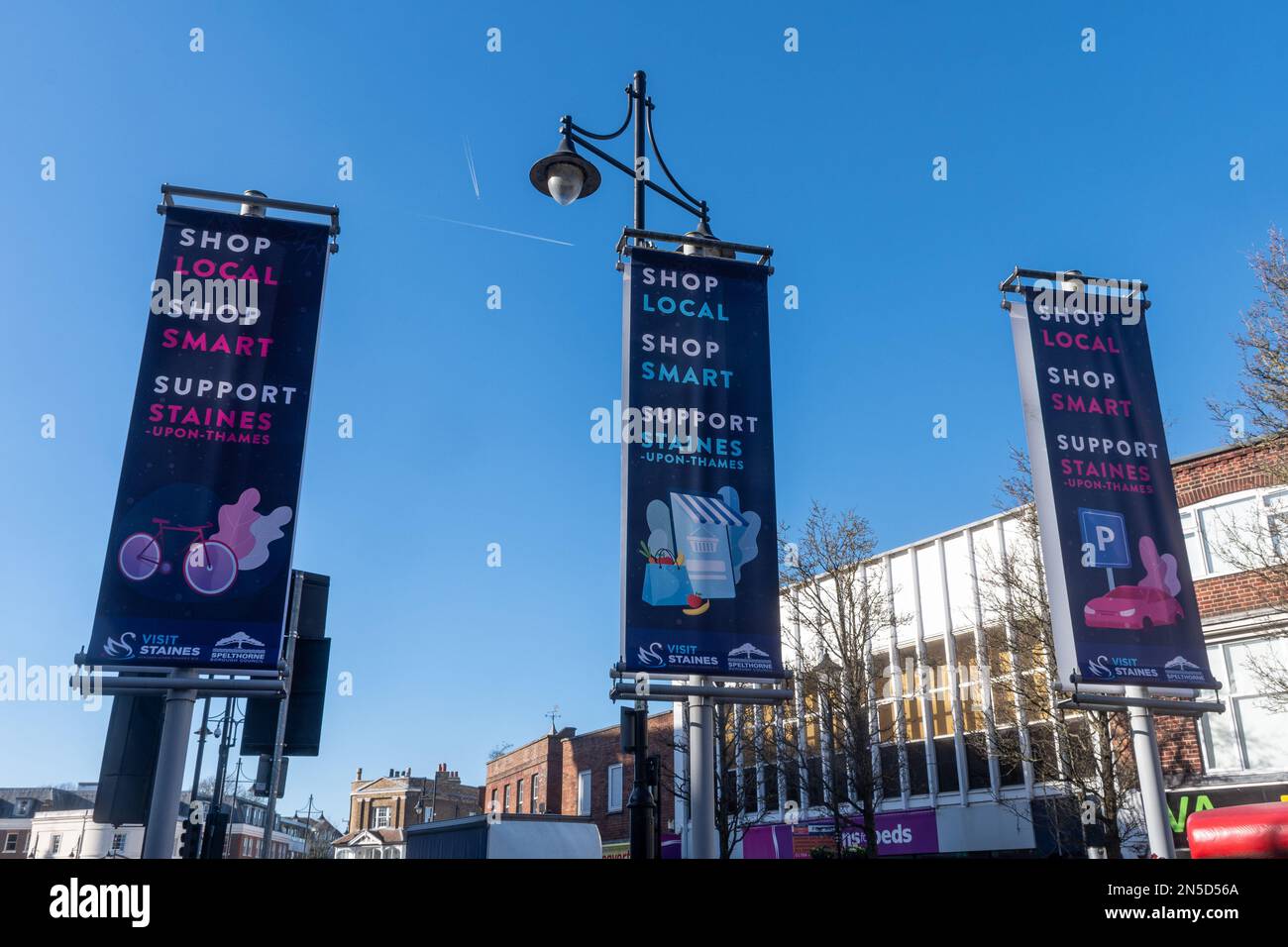 Shop Local, Shop Smart, Support Staines, Werbeflaggen oder Banner auf Staines-upon-Thames High Street, Surrey, England, Großbritannien Stockfoto