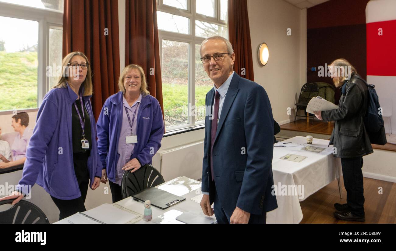 Brentwood Essex, 9. Februar 2023 Brentwood Jobs Fair, mit über 20 lokalen Arbeitgebern auf dieser eintägigen Veranstaltung, die vom Brentwood Jobcenter und Brentwood Council ausgerichtet wird. Leider brach bei der Veranstaltung ein Individuum mit Verdacht auf Herzinfarkt zusammen. Stadtrat David Kendall unterstützt die Veranstaltung/Kredit: Ian Davidson/Alamy Live News Stockfoto