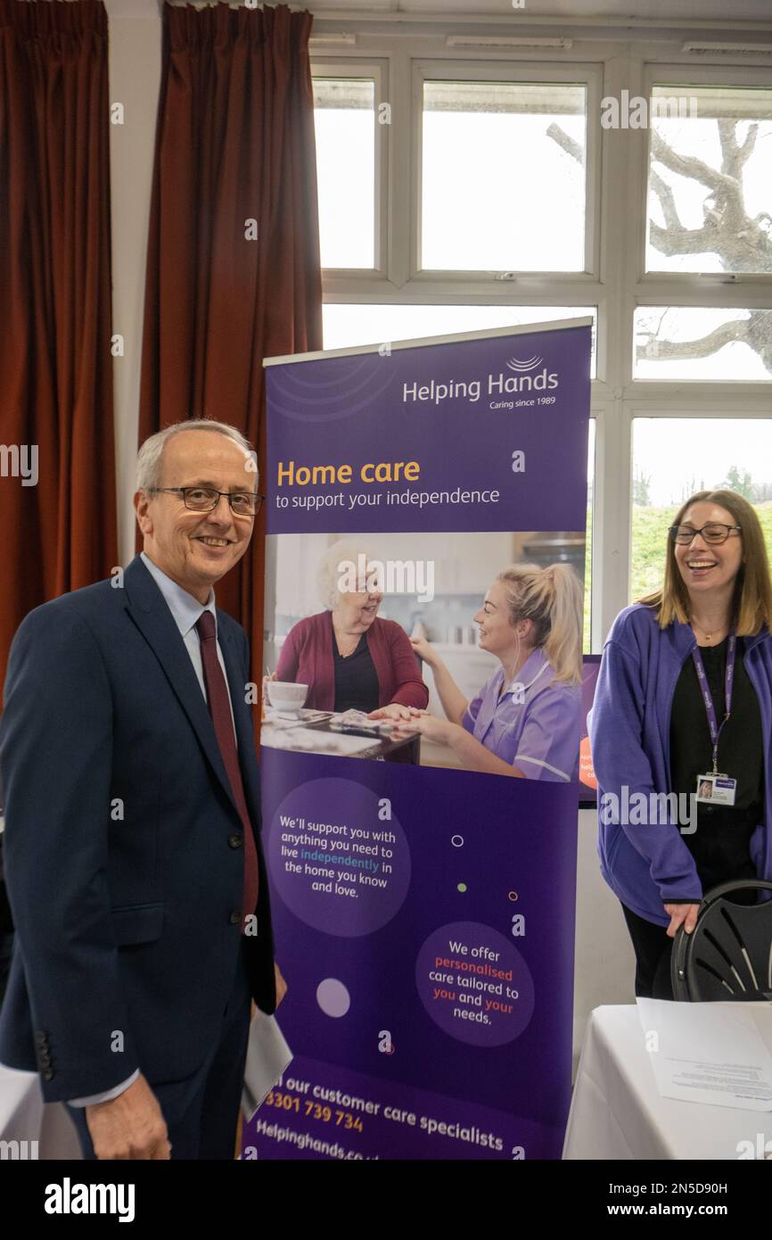 Brentwood Essex, 9. Februar 2023 Brentwood Jobs Fair, mit über 20 lokalen Arbeitgebern auf dieser eintägigen Veranstaltung, die vom Brentwood Jobcenter und Brentwood Council ausgerichtet wird. Leider brach bei der Veranstaltung ein Individuum mit Verdacht auf Herzinfarkt zusammen. Councillor Davd Kendall unterstützt die Veranstaltung Kredit: Ian Davidson/Alamy Live News Stockfoto