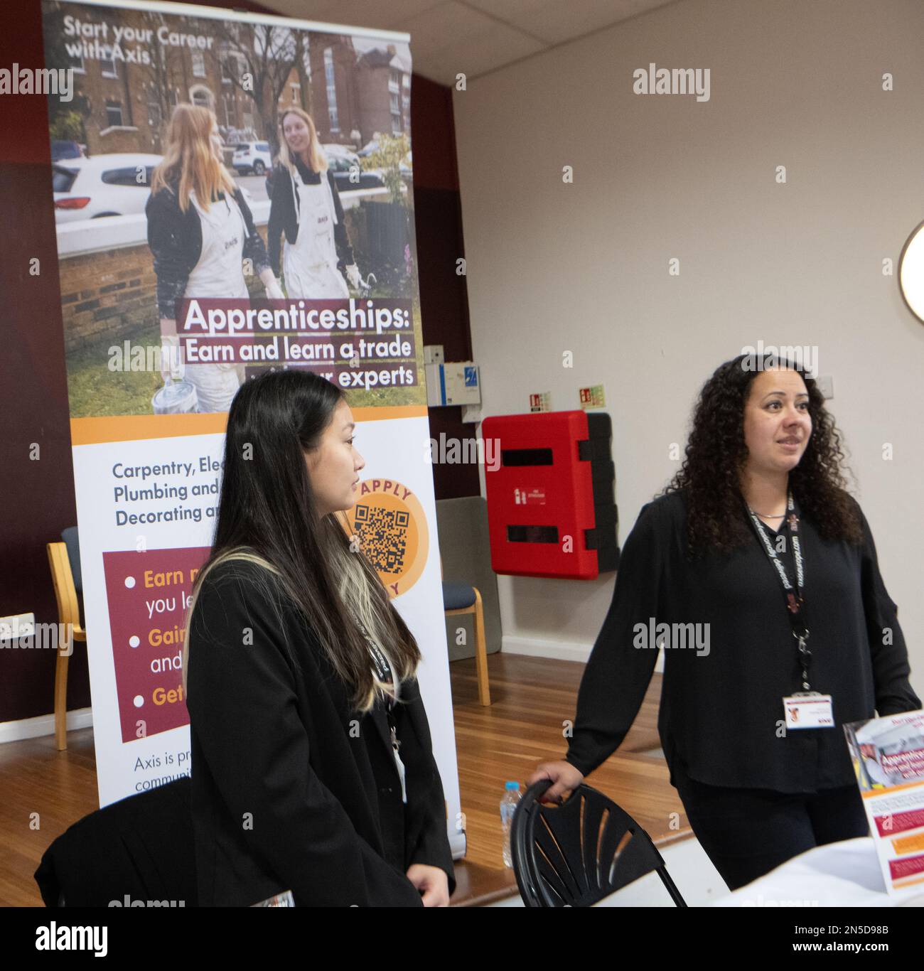 Brentwood Essex, 9. Februar 2023 Brentwood Jobs Fair, mit über 20 lokalen Arbeitgebern auf dieser eintägigen Veranstaltung, die vom Brentwood Jobcenter und Brentwood Council ausgerichtet wird. Leider brach bei der Veranstaltung ein Individuum mit Verdacht auf Herzinfarkt zusammen. Kredit: Ian Davidson/Alamy Live News Stockfoto