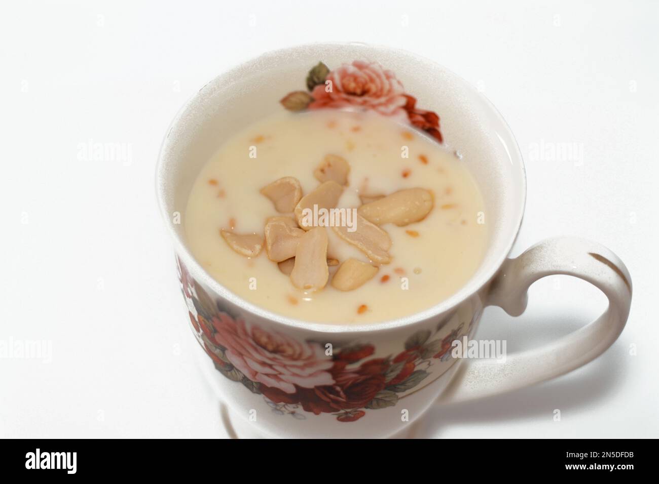 Salep-Heißgetränk, mit der Schreibweise Sahlep oder Sahlab, ein Mehl aus Knollen der Orchideengattung Orchis (einschließlich der Arten Orchis mascula und Orchis milita) Stockfoto