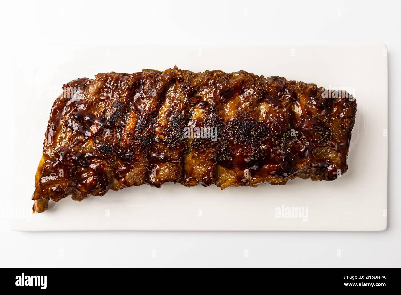 Gericht mit Schweinerippchen. Gewürzt und gegrillt. Schweinefleisch Stockfoto