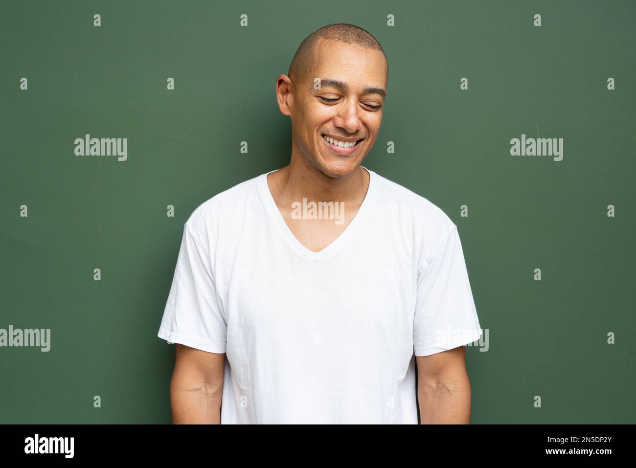 Porträt eines gutaussehenden, kahlen Mannes, der ein T-Shirt vor schlichtem Hintergrund trägt Stockfoto