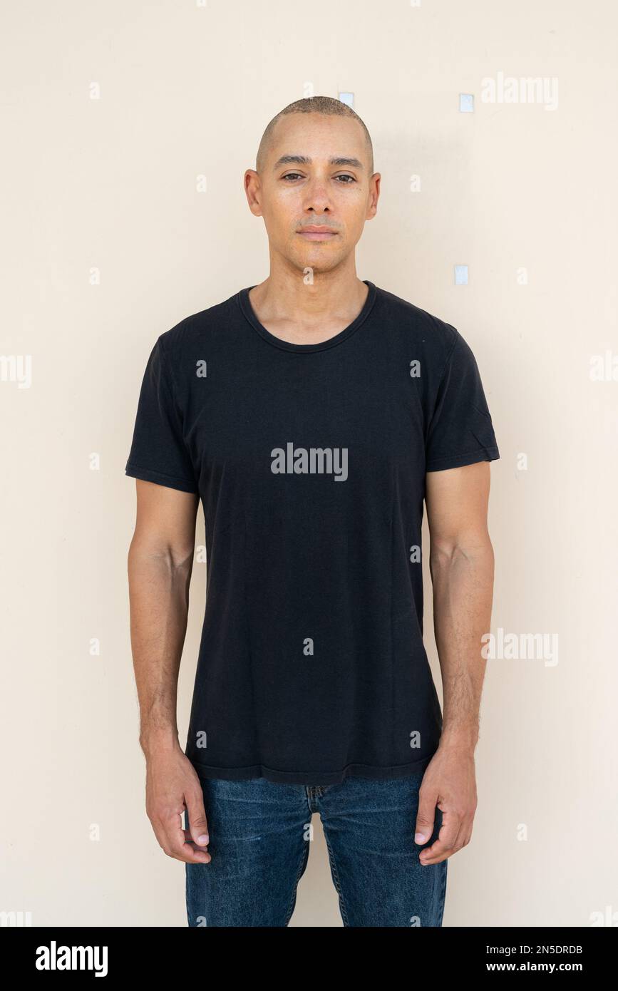 Porträt eines gutaussehenden, kahlen Mannes, der ein T-Shirt vor schlichtem Hintergrund trägt Stockfoto