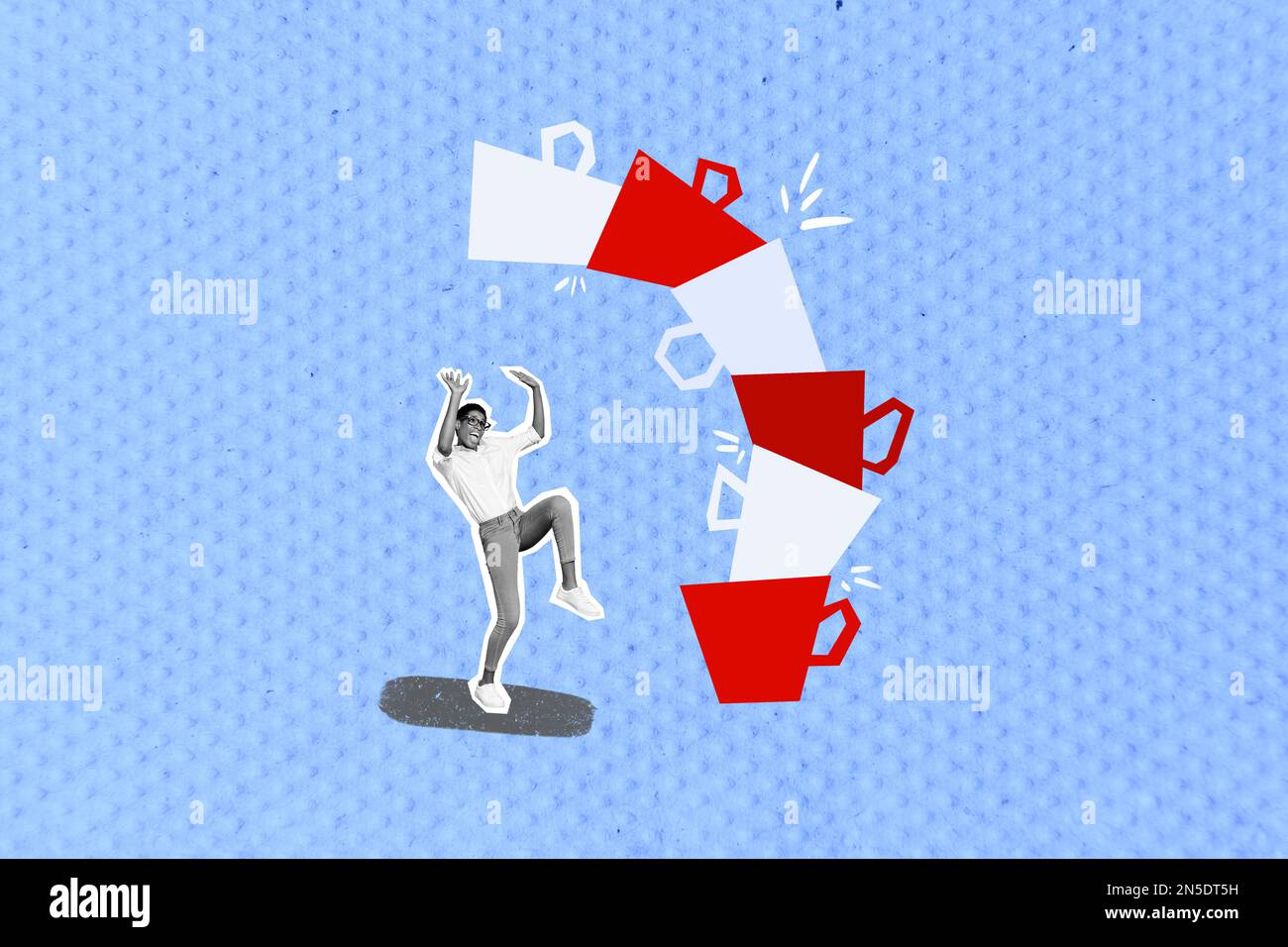 Kreativ minimalistisches Bild Bildmaterial Collage Foto Poster Banner von Verrückten steht unter einer großen Tasse isoliert auf gemaltem Hintergrund Stockfoto