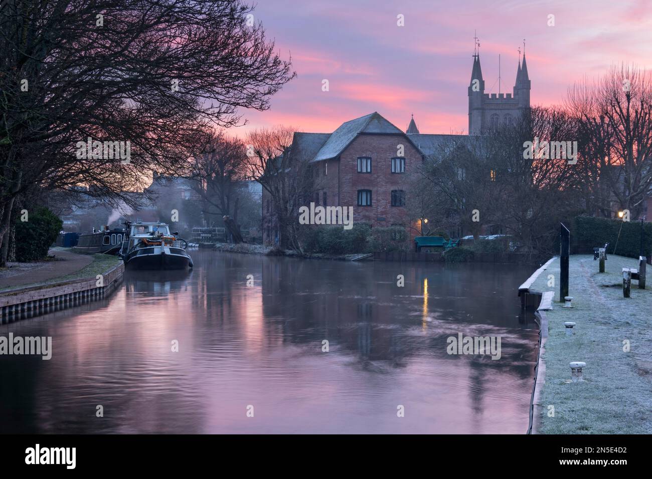 St Nicolas Church und The Kennet and Avon Canal in West Mills bei frostigem Sonnenaufgang im Winter, Newbury, Berkshire, England, Vereinigtes Königreich, Europa Stockfoto