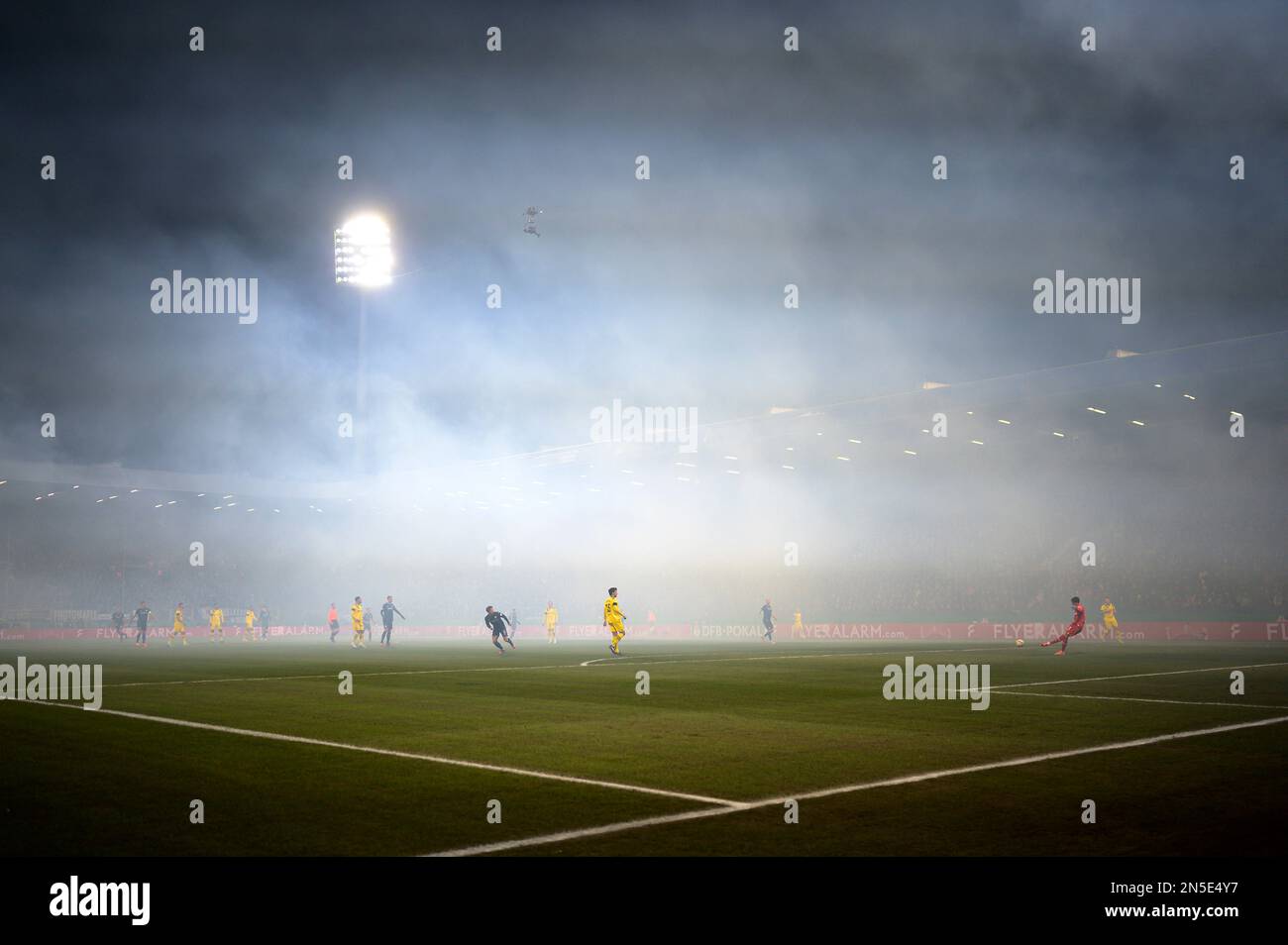 Rauch über das Spielfeld von Rauchbomben von den Fans aus DO, Spielszene, Goalwart Gregor KOBEL (DO) spielt den Ball, Fußball DFB Cup Runde 16, VfL Bochum (BO) - Borussia Dortmund (DO) 1: 2, am 8. Februar 2023 in Bochum/Deutschland. Stockfoto