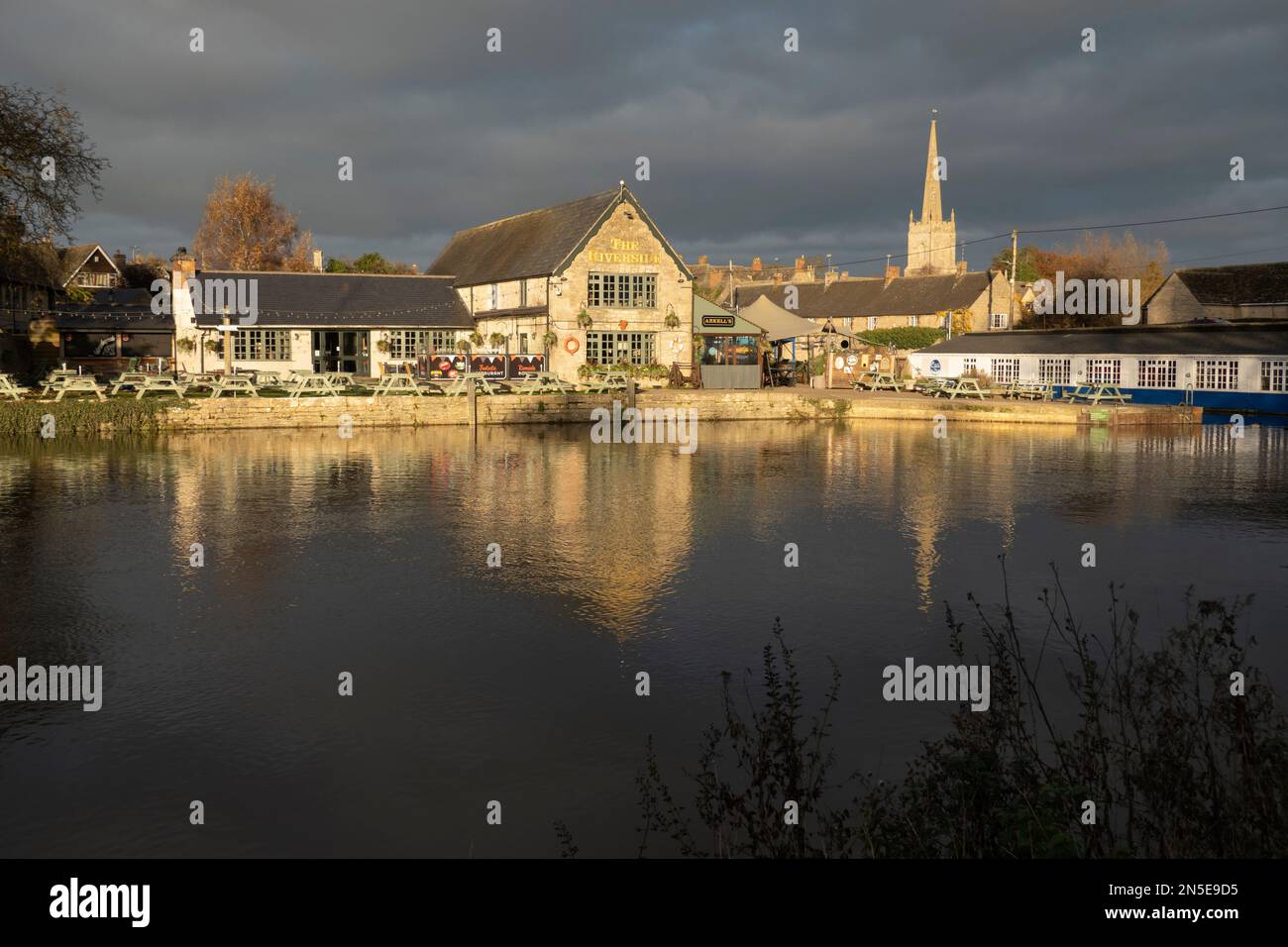 The Riverside Pub and St Lawrence Church Near the River Thames, Lechlade-on-Thames, Gloucestershire, England, Vereinigtes Königreich, Europa Stockfoto