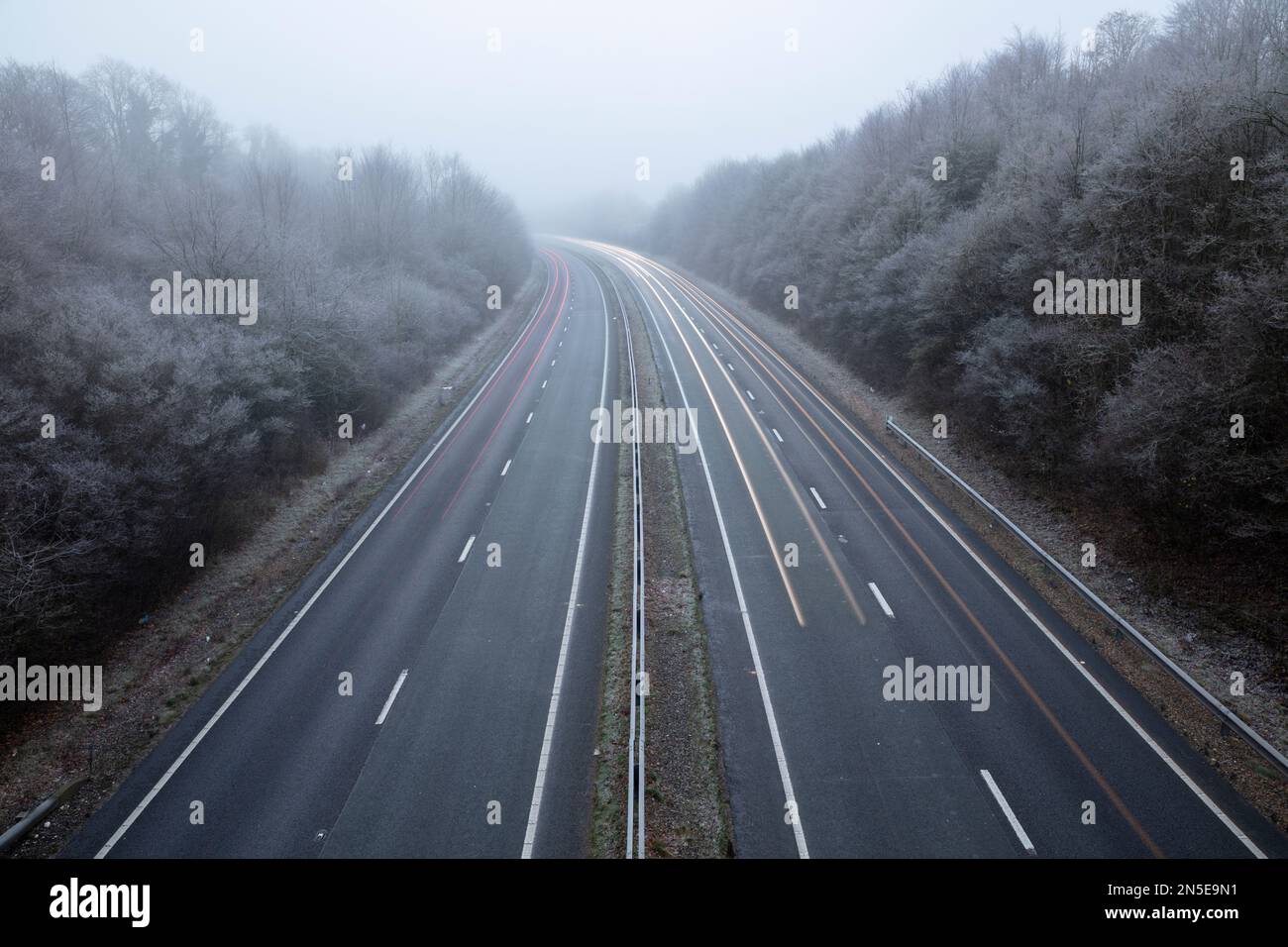 A34 zweispurige Straße nahe Highclere mit Blick nach Süden in Freezing Fog, Highclere, Hampshire, England, Vereinigtes Königreich, Europa Stockfoto