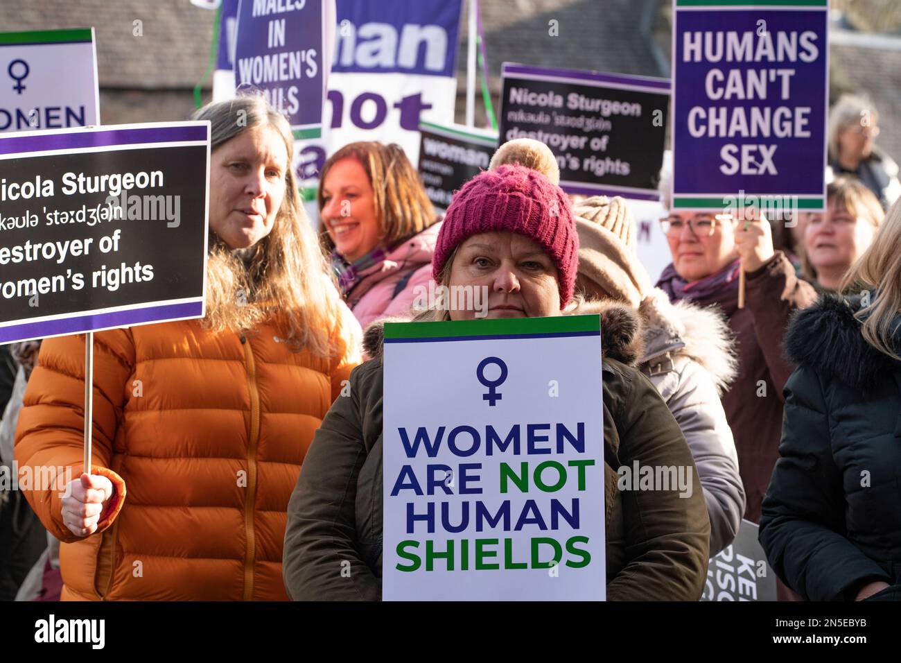 Edinburgh, Schottland, Großbritannien. 9. Februar 2023 Die Feministengruppe für Frauen in Schottland veranstaltet eine Kundgebung gegen Männer, die außerhalb des schottischen Parlaments in weiblichen Gefängnissen in Schottland untergebracht sind. Iain Masterton/Alamy Live News Stockfoto