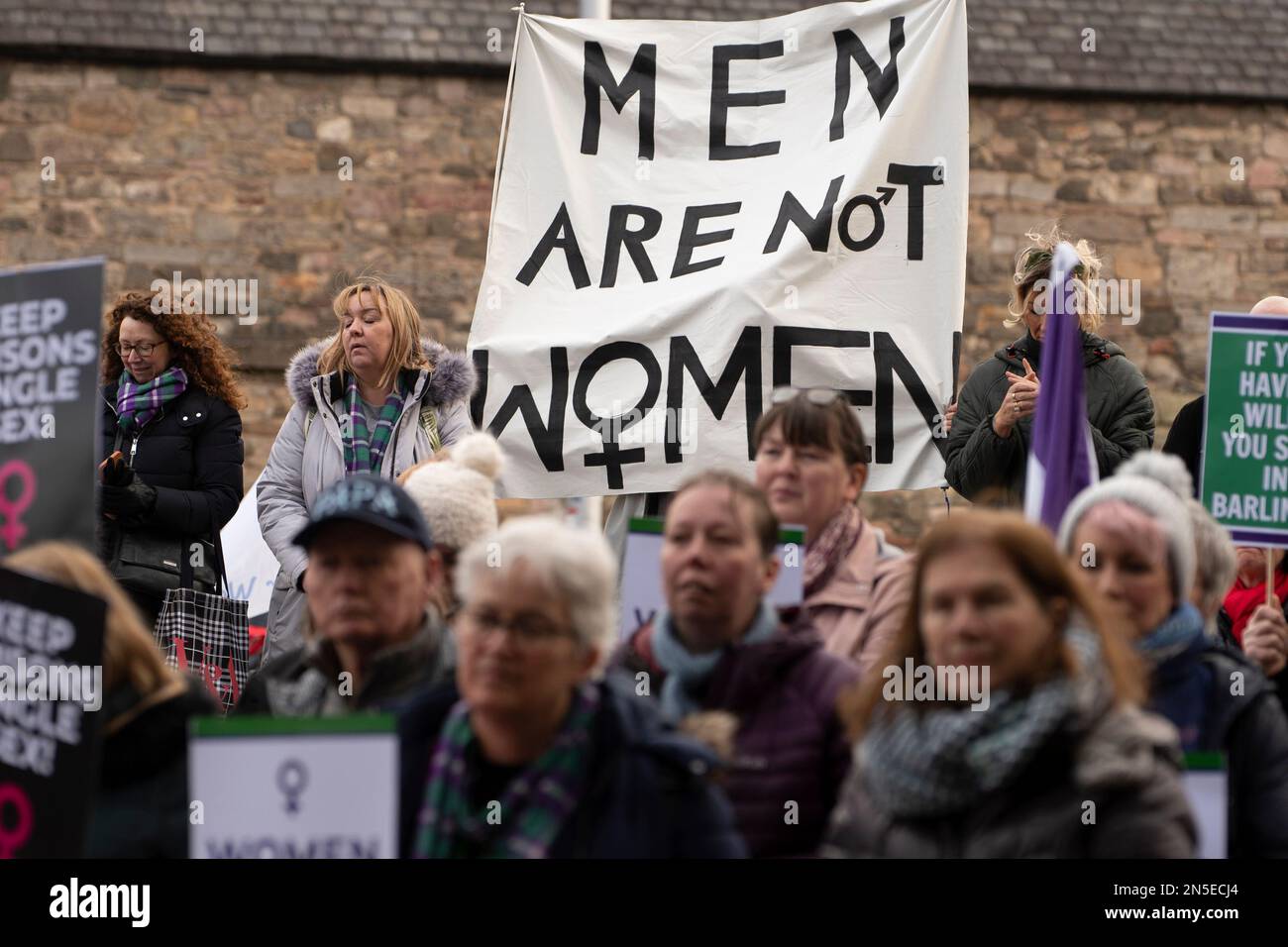 Edinburgh, Schottland, Großbritannien. 9. Februar 2023 Die Feministengruppe für Frauen in Schottland veranstaltet eine Kundgebung gegen Männer, die außerhalb des schottischen Parlaments in weiblichen Gefängnissen in Schottland untergebracht sind. Iain Masterton/Alamy Live News Stockfoto
