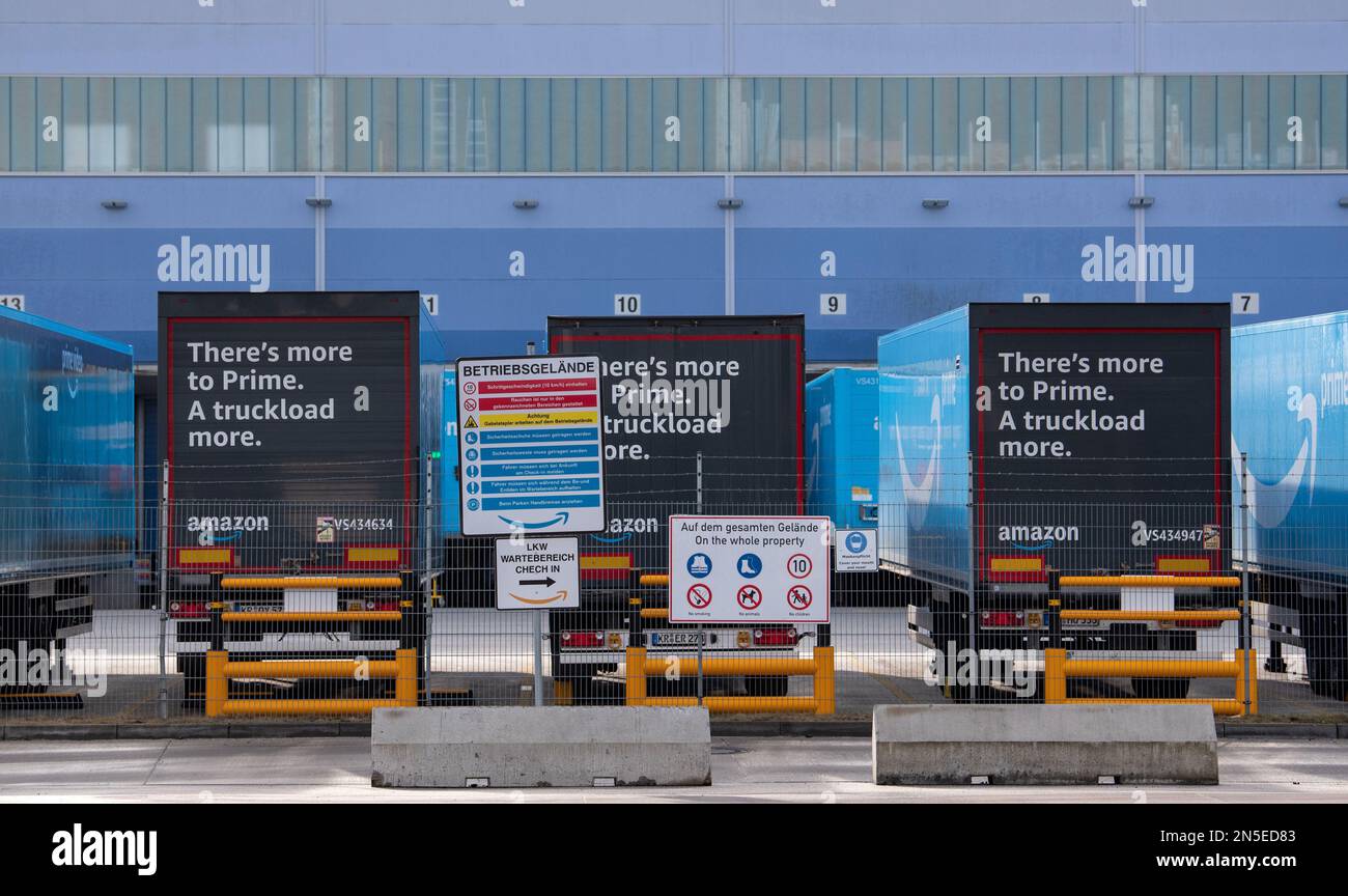 09. Februar 2023, Niedersachsen, Winsen (Luhe) Trucks stehen am Amazon