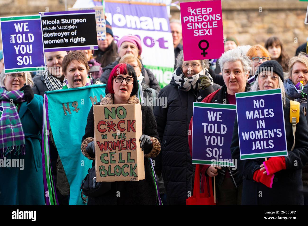 Edinburgh, Schottland, Großbritannien. 9. Februar 2023 Die Feministengruppe für Frauen in Schottland veranstaltet eine Kundgebung gegen Männer, die außerhalb des schottischen Parlaments in weiblichen Gefängnissen in Schottland untergebracht sind. Iain Masterton/Alamy Live News Stockfoto