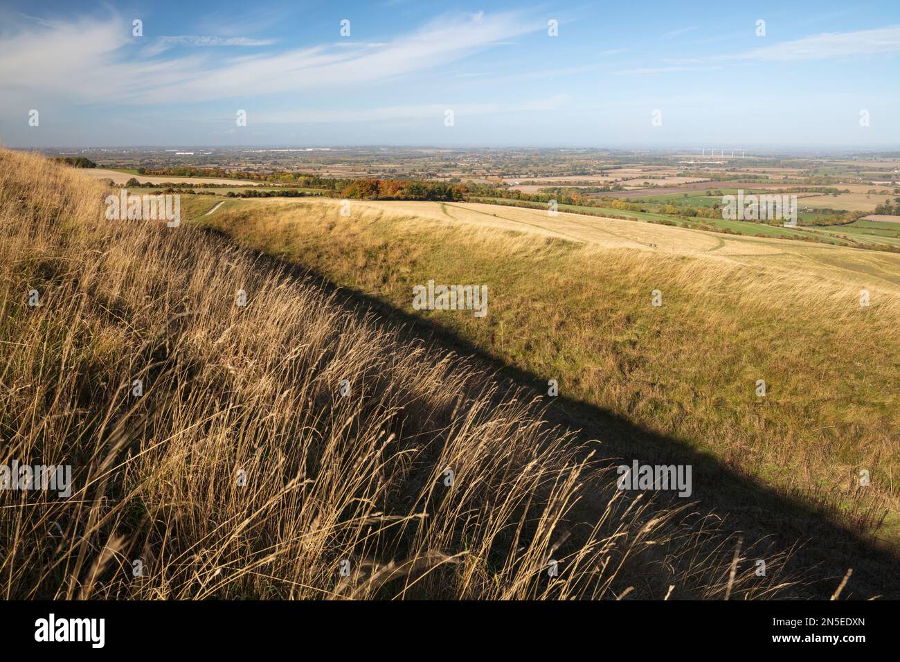 Rampe und Graben des eisernen Hügels von Uffington Castle mit Blick auf das Tal des Weißen Pferdes im Hintergrund, in der Nähe von Wantage, Oxfordshire, England Stockfoto