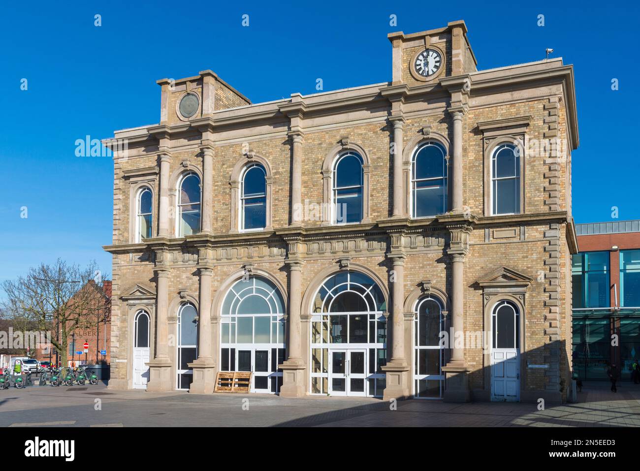 Das Queen's Building ist ein denkmalgeschütztes Gebäude, das 1849 als Kutscheneingang zum Bahnhof Wolverhampton erbaut wurde Stockfoto