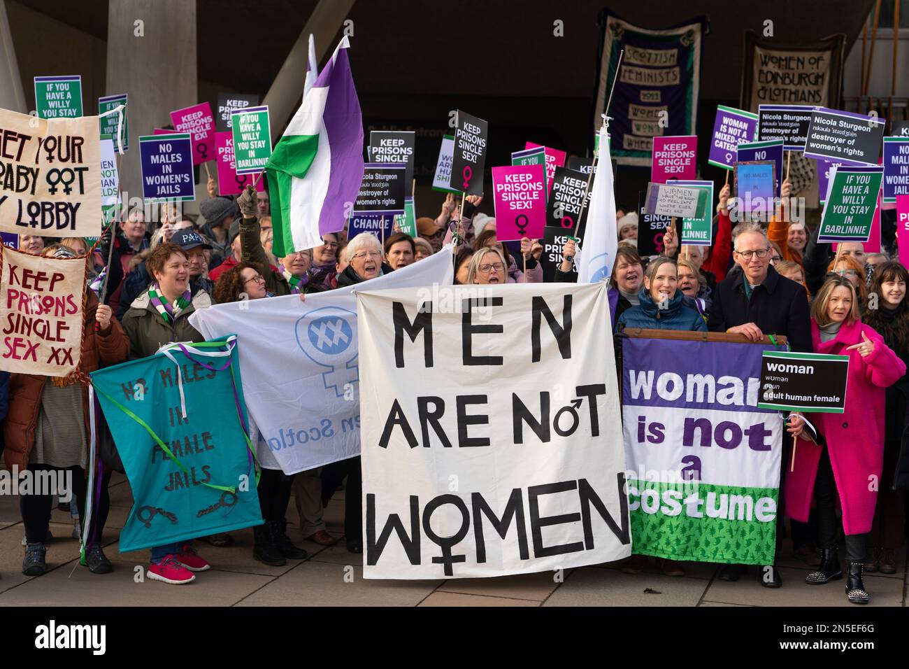 Edinburgh, Schottland, Großbritannien. 9. Februar 2023 Die Feministengruppe für Frauen in Schottland veranstaltet eine Kundgebung gegen Männer, die außerhalb des schottischen Parlaments in weiblichen Gefängnissen in Schottland untergebracht sind. Iain Masterton/Alamy Live News Stockfoto