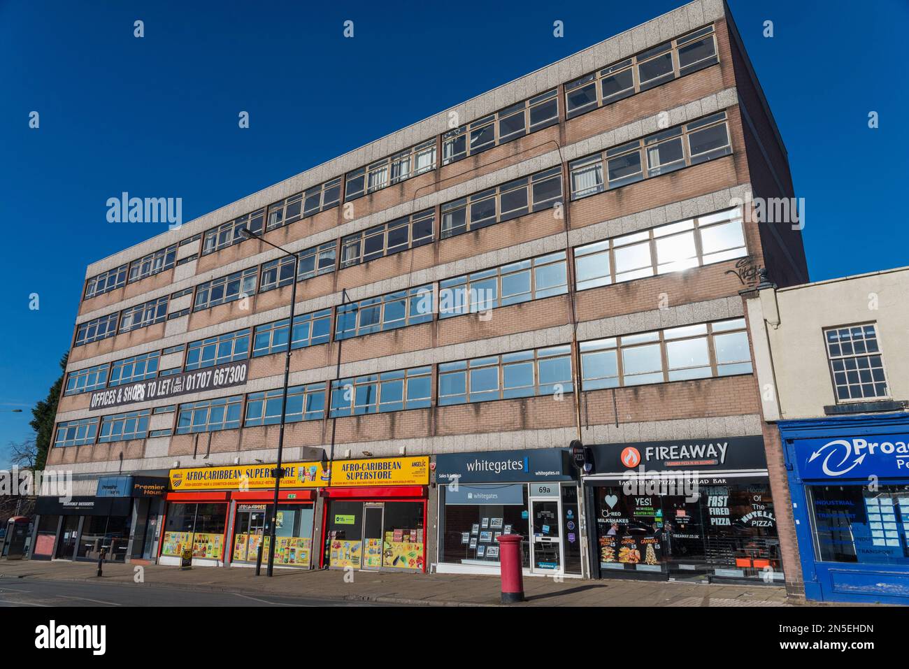 Gebäude aus den 60er Jahren mit Büros und Geschäften in der darlington Street im Stadtzentrum von Wolverhampton Stockfoto