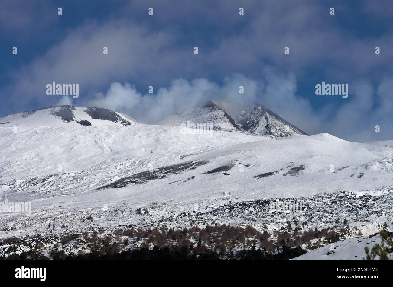 Der Vulkan Ätna bricht im Winter aus Mündungen von Südostkratern aus Sizilien, Italien Stockfoto