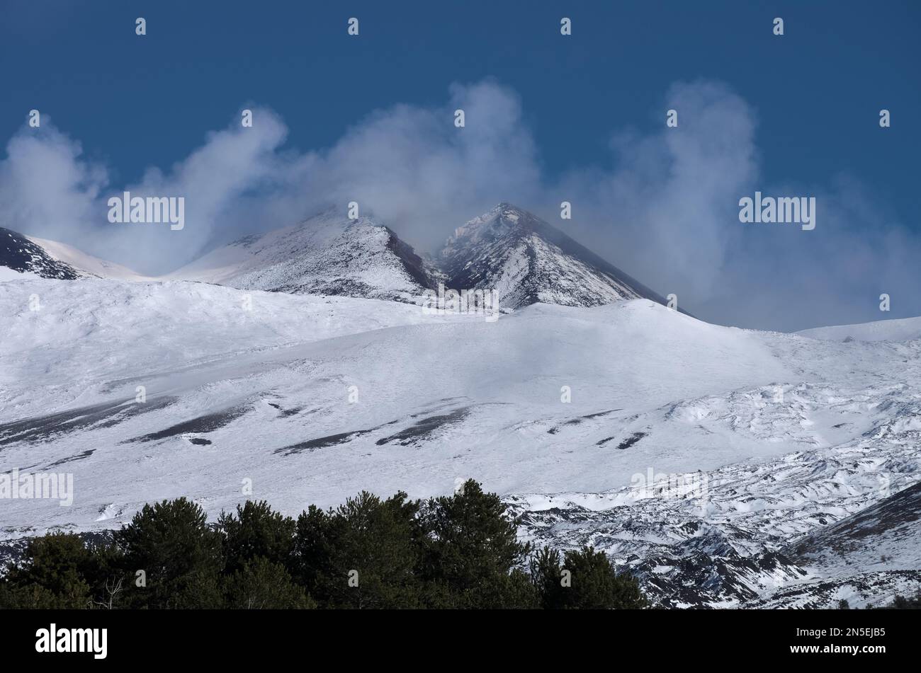 Vulkan Ätna, der im Winter aus dem Südostkrater ausbricht Sizilien, Italien Stockfoto