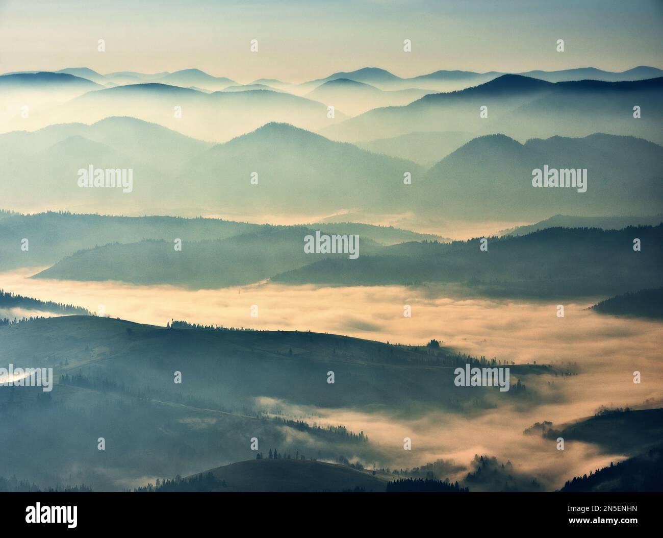 Die Silhouetten der Berge im Nebel. Grafische Landschaft zum Thema Berge Stockfoto