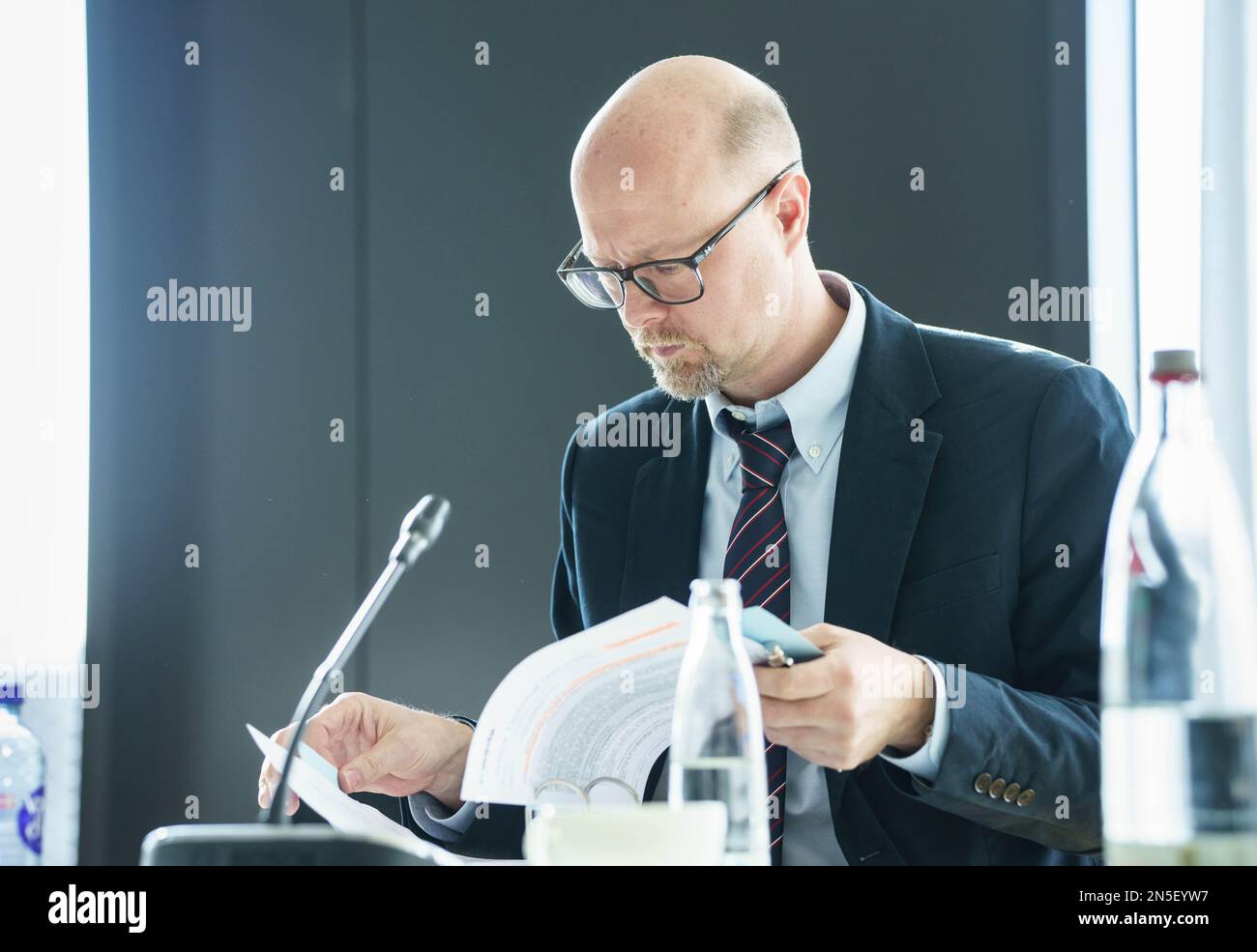 09. Februar 2023, Hessen, Frankfurt/Main: Sven Voss, Leiter des Instituts für Dopinganalyse in Kreischa, sitzt am 2. Tag des Prozesses gegen den HSV-Spieler Vuskovic am Tisch in der Halle des Sportgerichts des Deutschen Fußballverbandes (DFB). Ein Dopingtest am Spieler vom 16. September ergab das Vorhandensein von exogenem Erythropoietin (EPO). Foto: Frank Rumpenhorst/dpa Stockfoto