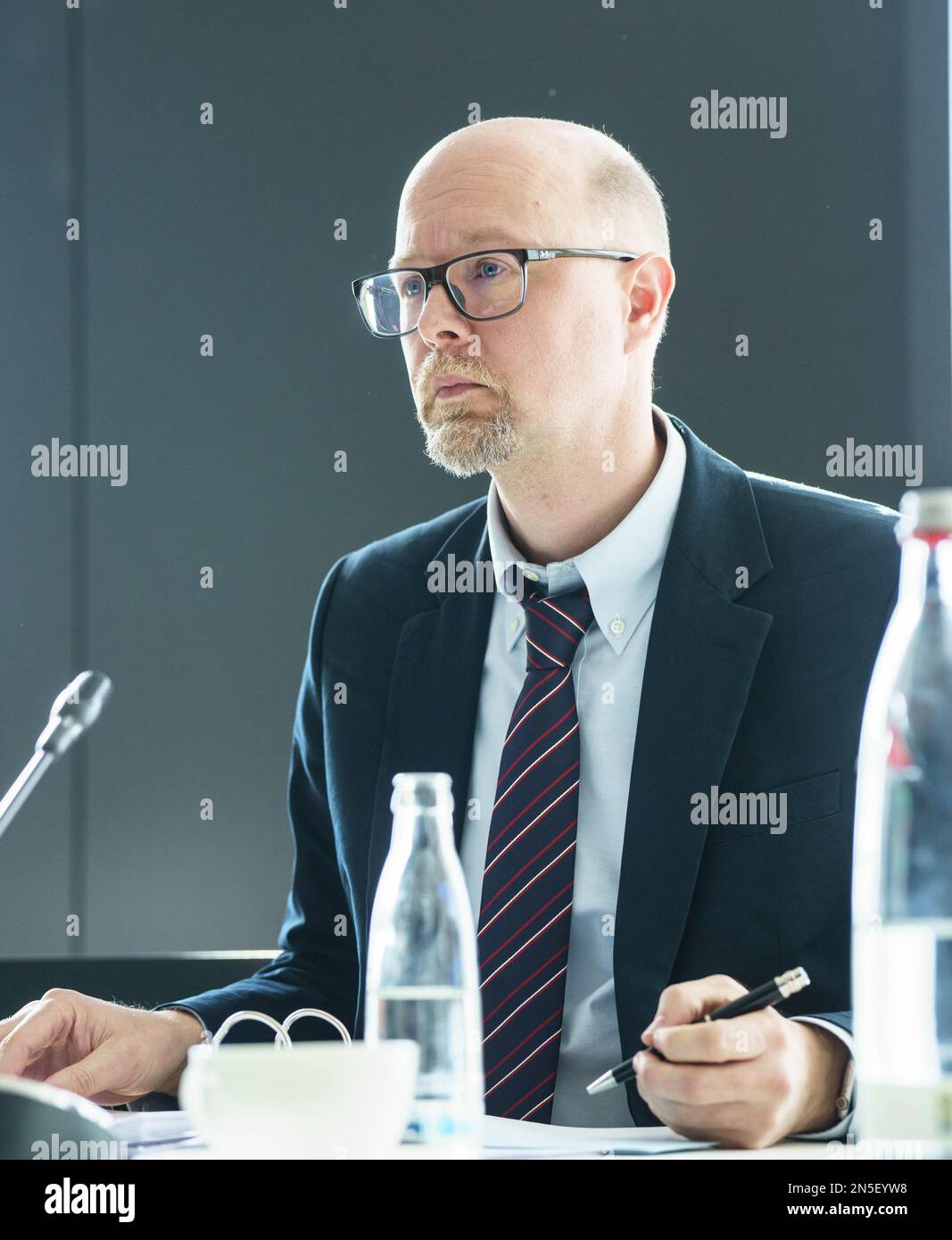 09. Februar 2023, Hessen, Frankfurt/Main: Sven Voss, Leiter des Instituts für Dopinganalyse in Kreischa, sitzt am 2. Tag des Prozesses gegen den HSV-Spieler Vuskovic am Tisch in der Halle des Sportgerichts des Deutschen Fußballverbandes (DFB). Ein Dopingtest am Spieler vom 16. September ergab das Vorhandensein von exogenem Erythropoietin (EPO). Foto: Frank Rumpenhorst/dpa Stockfoto