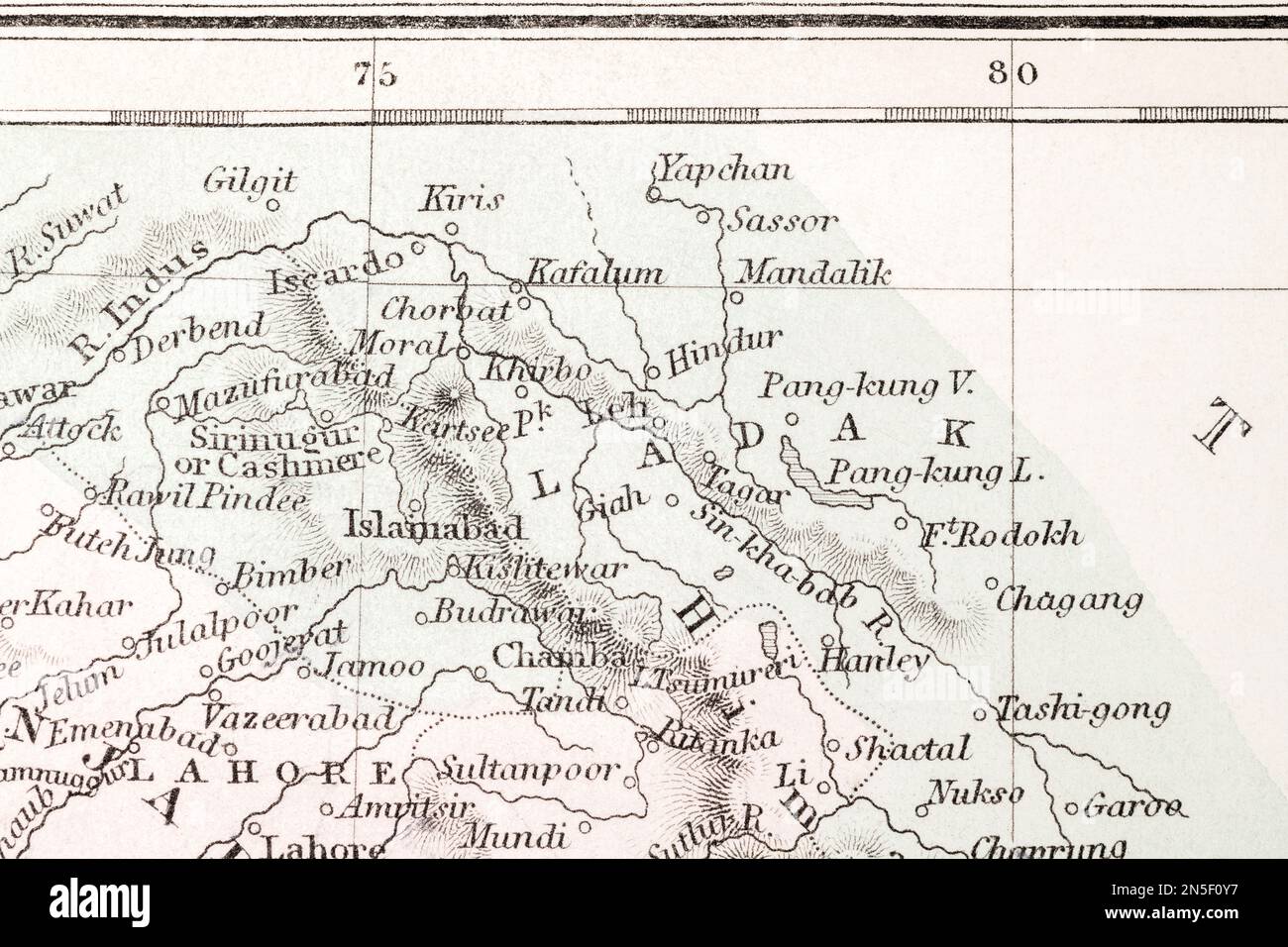 1850-60s: Historische Atlas-Karte der Region Ladak an der Grenze zu Nordindien - umfasst Kaschmir/Kaschmir bis zum Pangong-See. Grenzbereich - jüngste Überschneidungen. Stockfoto