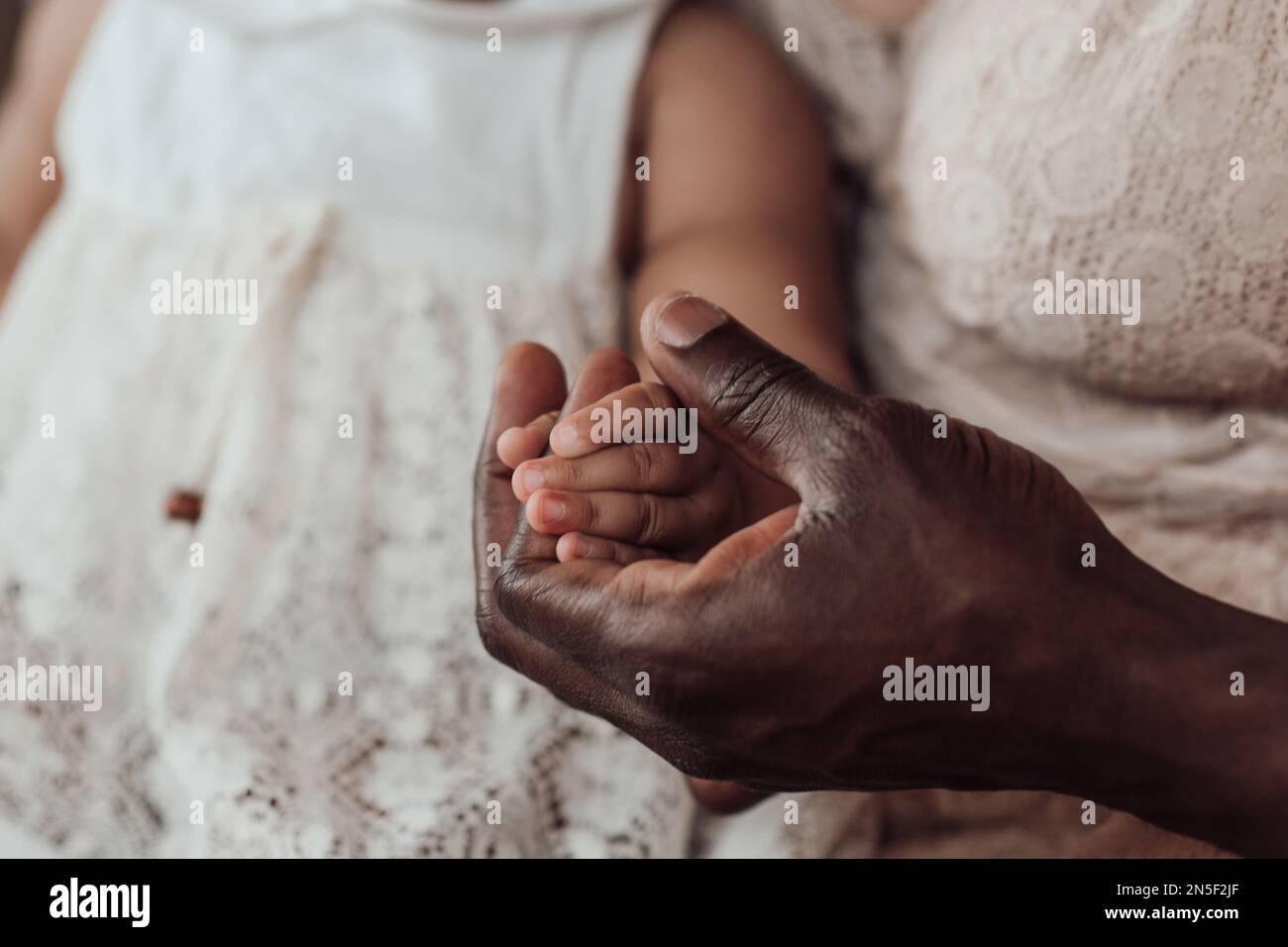 Gemischte Familie mit weißem Sohn und Tochter, die sich in einer gemütlichen Wohnung befindet. Ein afroamerikanischer Mann mit seiner hellhäutigen Frau Ki Stockfoto