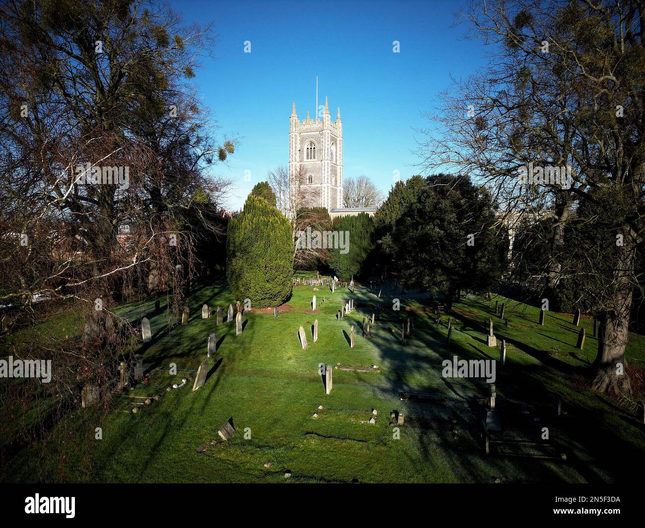 Luftfoto von Dedham in der Dedham Vale Area of Natural Beauty, einschließlich Dedham Parish Church an einem hellen, sonnigen Tag. Stockfoto