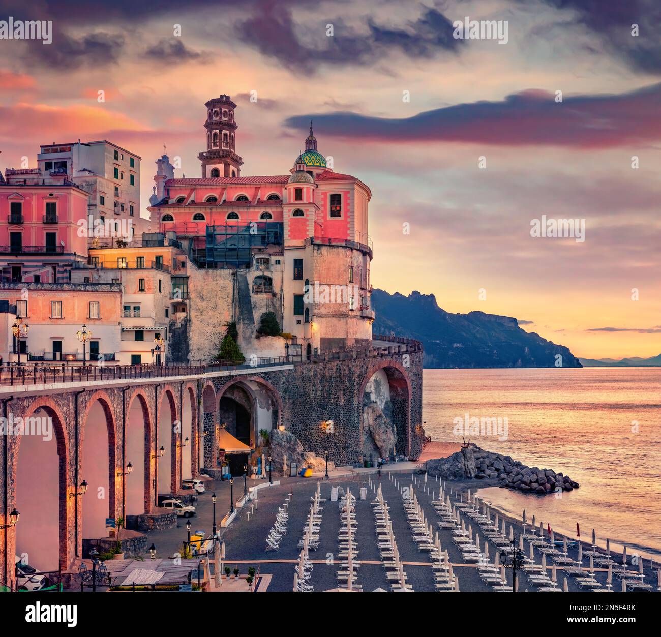 Herrlicher Sommerblick auf die Collegiate Santa Maria Maddalenachurch. Unglaubliches Stadtbild am Morgen von Atrani, Italien, Europa. Großer Sonnenaufgang von Mediterra Stockfoto