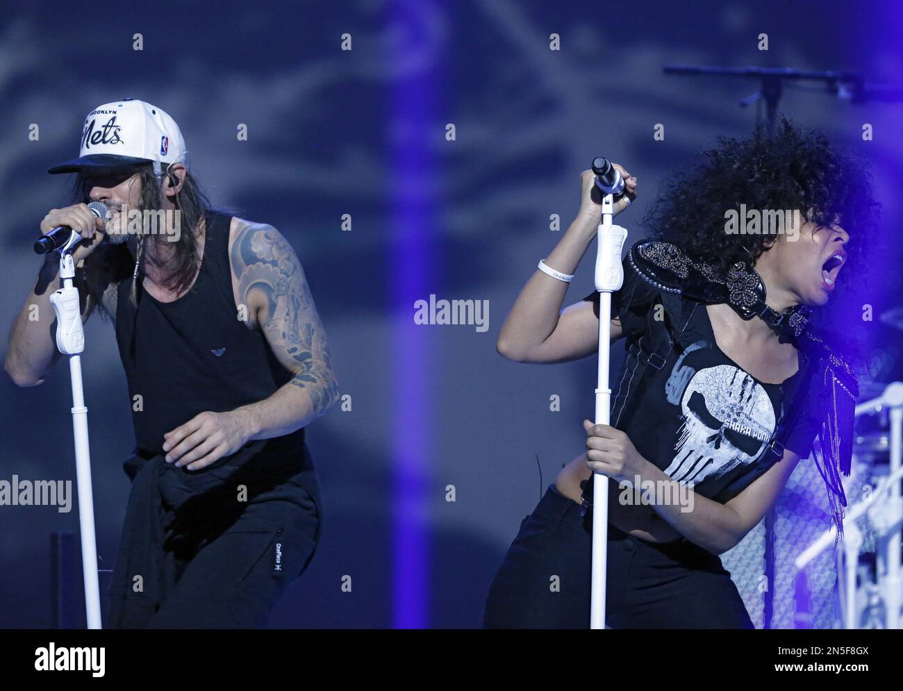 Singer Samaha Sam, right, from 'Shaka Ponk' performs on the stage with a members during the 29th Victoires de la Musique annual ceremony, France's top music awards, at the Zenith concert hall Friday, Feb. 14, 2014, in Paris, France.(AP Photo/Jacques Brinon) Stockfoto