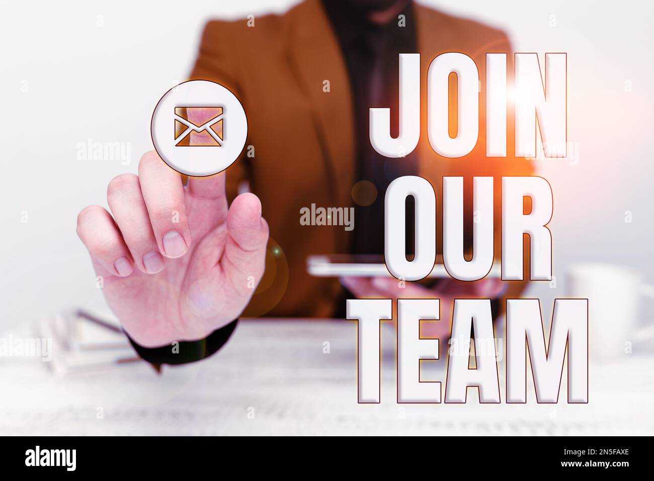 Inspiration mit Schild Treten Sie unserem Team bei. Konzept bedeutet, dass Allied Associate mit uns zusammenarbeitet Neuer Mitarbeiter - Anmelden Stockfoto