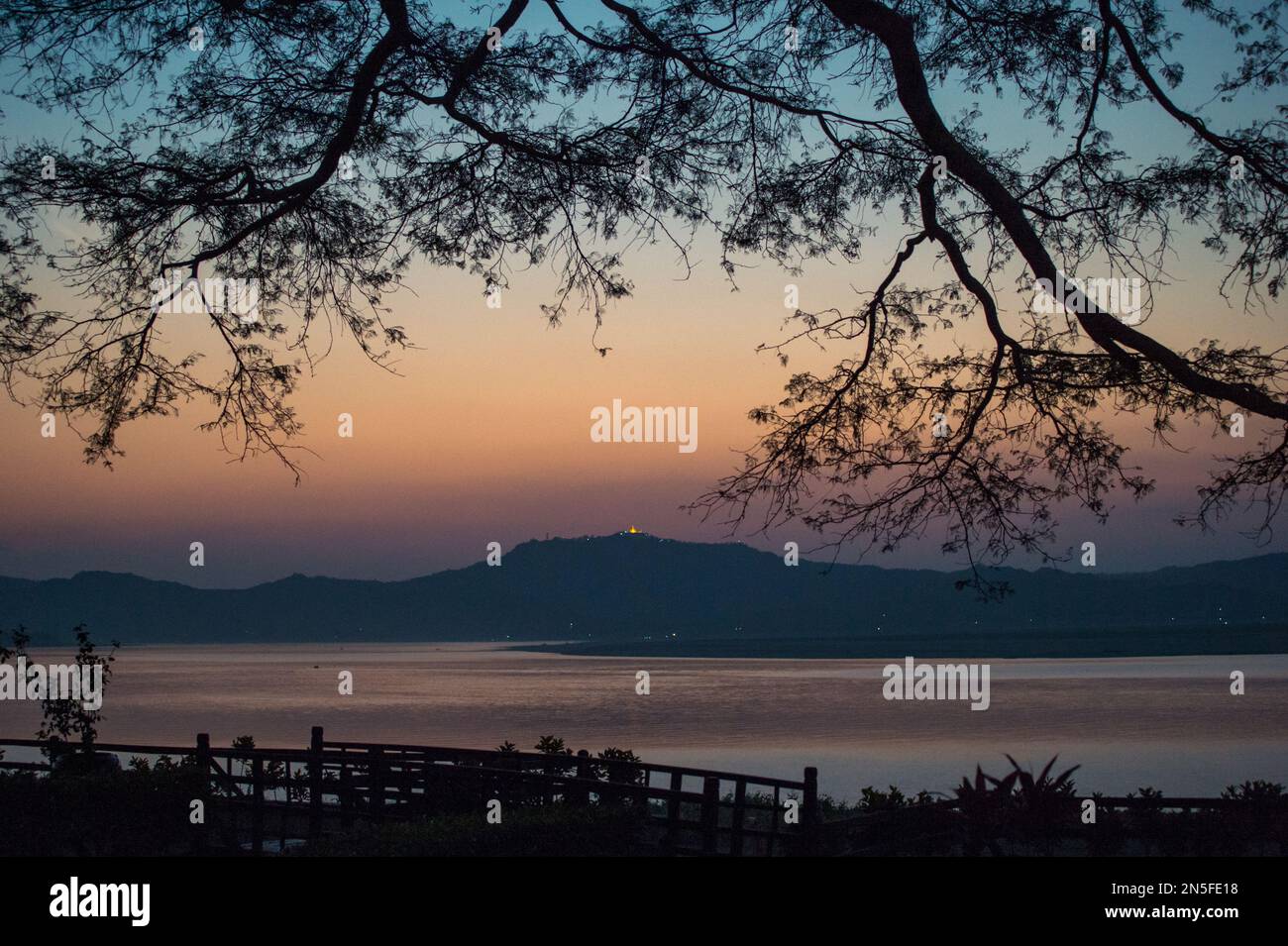 Irrawaddy River in der Abenddämmerung von einem Hotel am Wasser in Bagan, Myanmar. Irrawaddy ist über 1400 km lang und eine wichtige Transportstrecke in Myanmar. Stockfoto