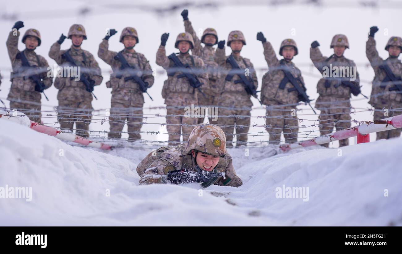 XINJIANG, CHINA - 3. FEBRUAR 2023 - Ein Regiment unter der Militärregion Xinjiang führt am 3. Februar 2023 ein taktisches Training durch. Stockfoto