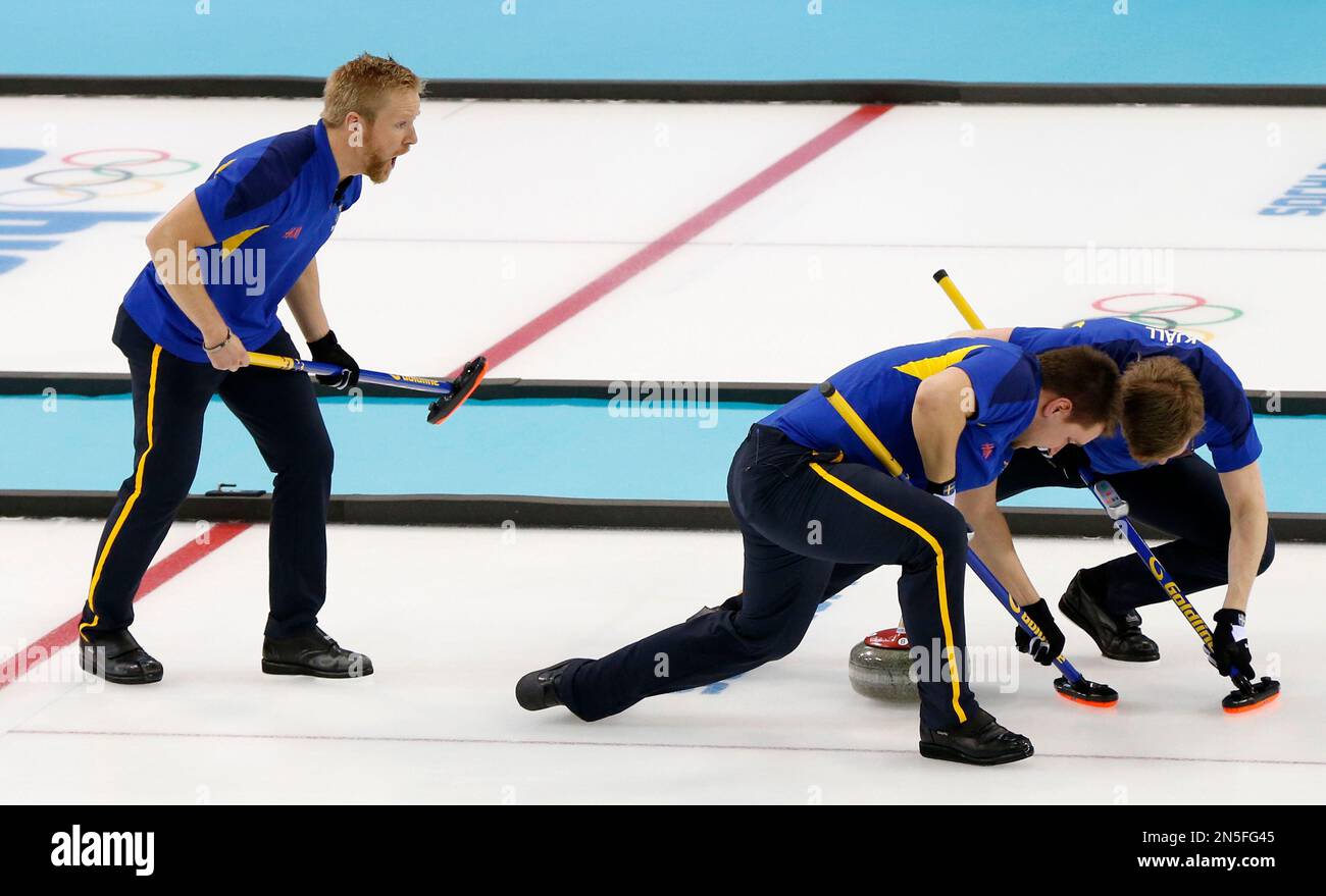 Sweden's skip Niklas Edin, left, shotts sweeping instructions to Fredrik Lindberg, left, and Viktor Kjaell during men's curling competition against China at the 2014 Winter Olympics, Friday, Feb. 14, 2014, in Sochi, Russia. (AP Photo/Robert F. Bukaty) Stockfoto