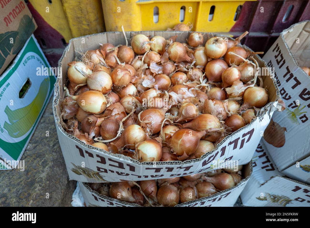 Bethlehem, Westjordanland, Palästina - 22. Juli 2022: Zwiebelboxen in einem kleinen Gemüseladen, der auf Hebräisch "Zwiebeln" liest Stockfoto