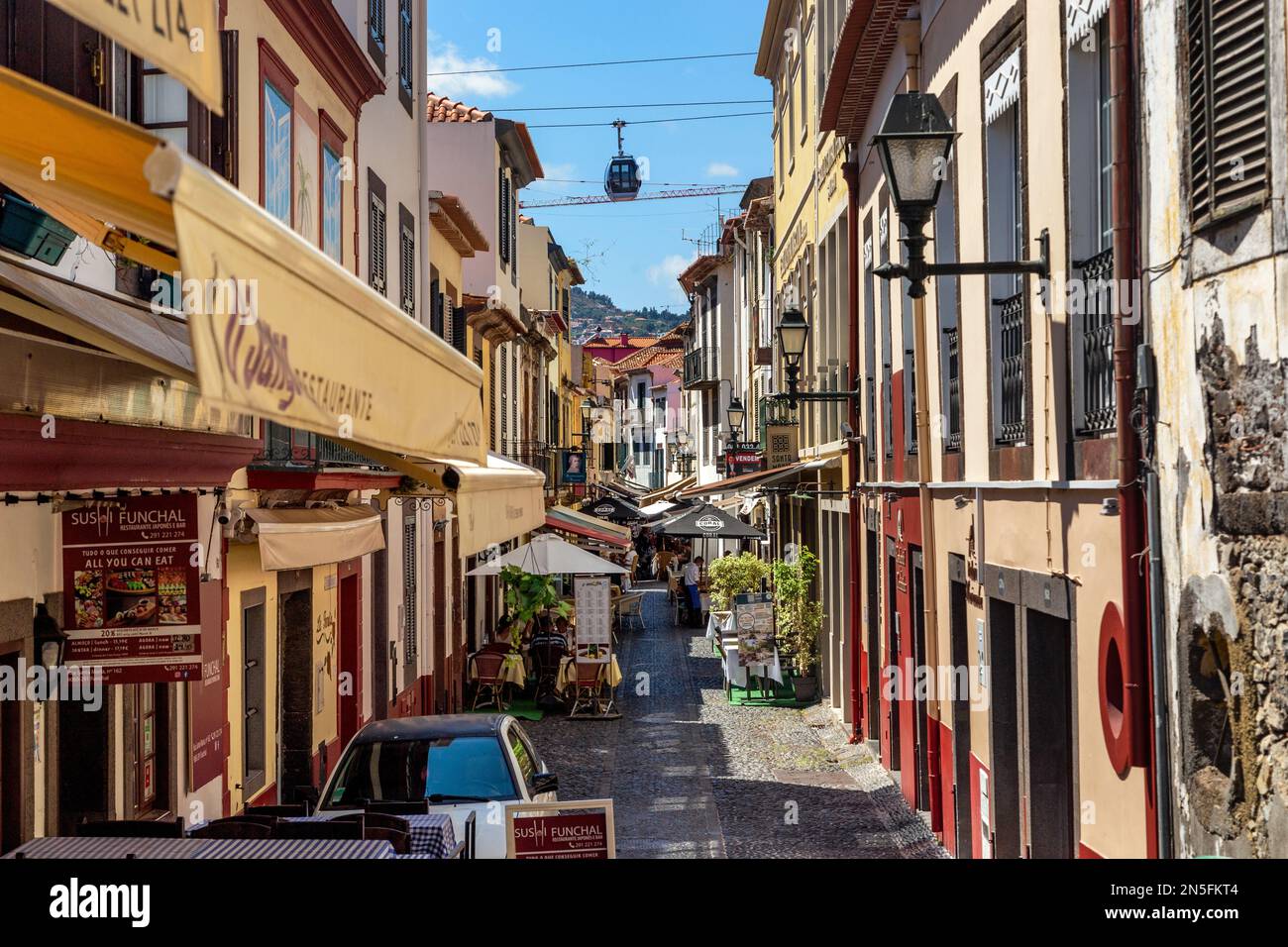 FUNCHAL, PORTUGAL - 29. AUGUST 2021: Dies ist die Fußgängerzone von Santa Maria in der alten Küstengegend der Stadt (Zona Vella), gefüllt mit vielen C. Stockfoto