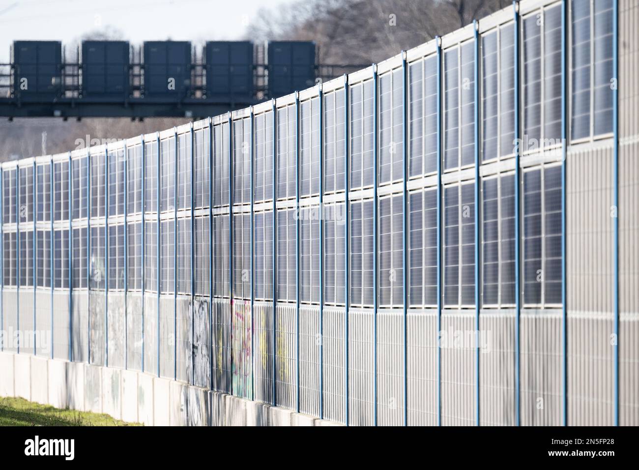 Aschaffenburg, Deutschland. 08. Februar 2023. An der Autobahn 3 (A3) befindet sich eine Lärmbarriere mit integrierten Photovoltaikelementen. Kredit: Sebastian Gollnow/dpa/Alamy Live News Stockfoto