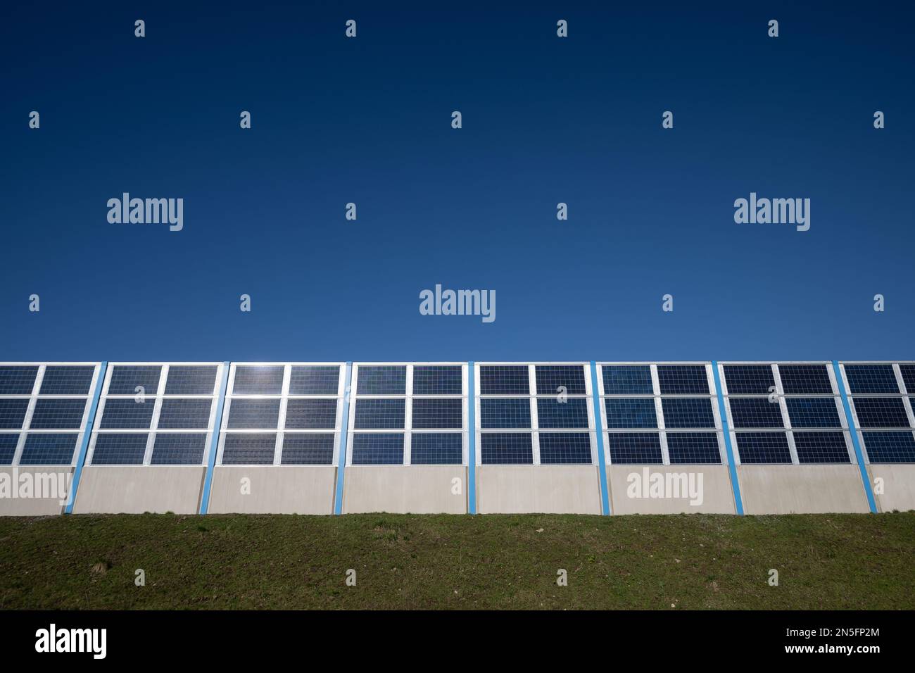 Aschaffenburg, Deutschland. 08. Februar 2023. An der Autobahn 3 (A3) befindet sich eine Lärmbarriere mit integrierten Photovoltaikelementen. Kredit: Sebastian Gollnow/dpa/Alamy Live News Stockfoto