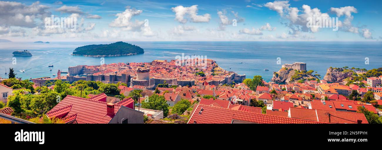 Panoramablick am Vormittag auf Dubrovnik. Farbenfrohe Sommerszene von Kroatien, Europa. Wunderbare Welt der Mittelmeerländer. Reisekonzept zurück Stockfoto