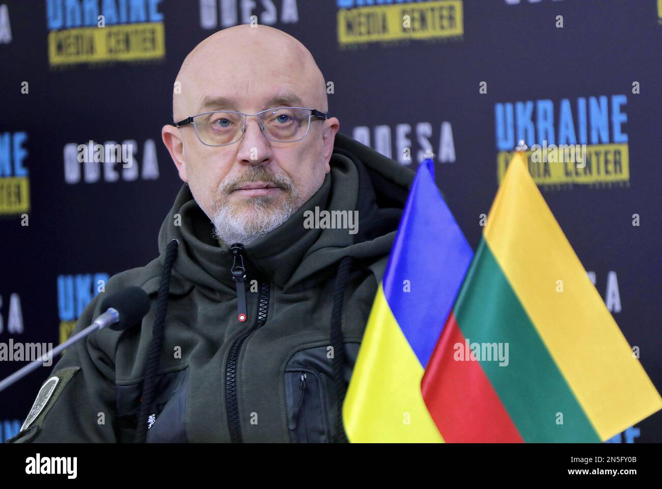 ODESA, UKRAINE - 9. FEBRUAR 2023 - der Minister von Defenñe der Ukraine Oleksii Reznikov wird während einer gemeinsamen Besprechung mit dem Minister für National defe abgebildet Stockfoto