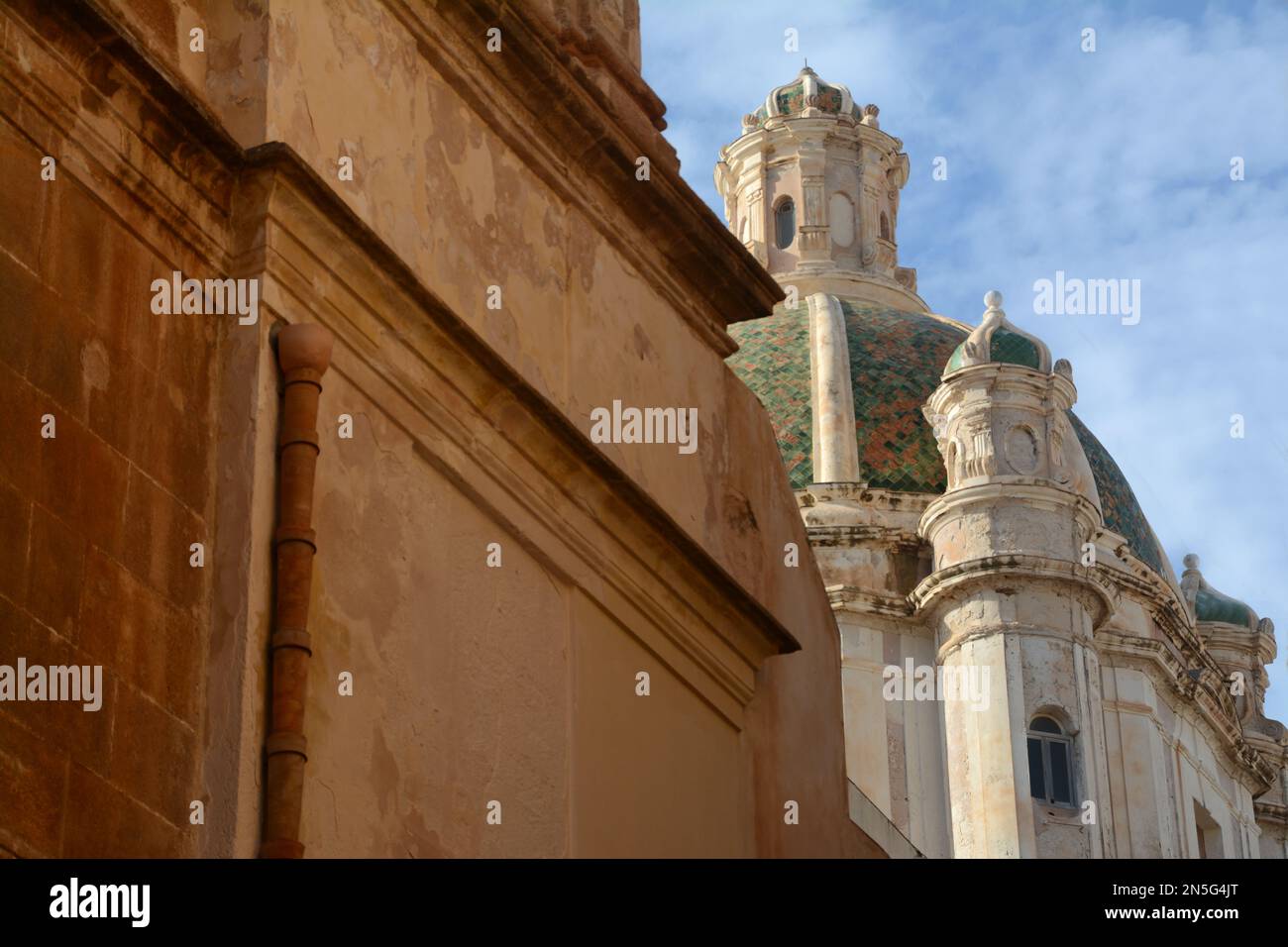 Architektonische Details, Majolica, Mosaiken der Kathedrale von San Lorenzo im historischen Zentrum von Trapani Stockfoto