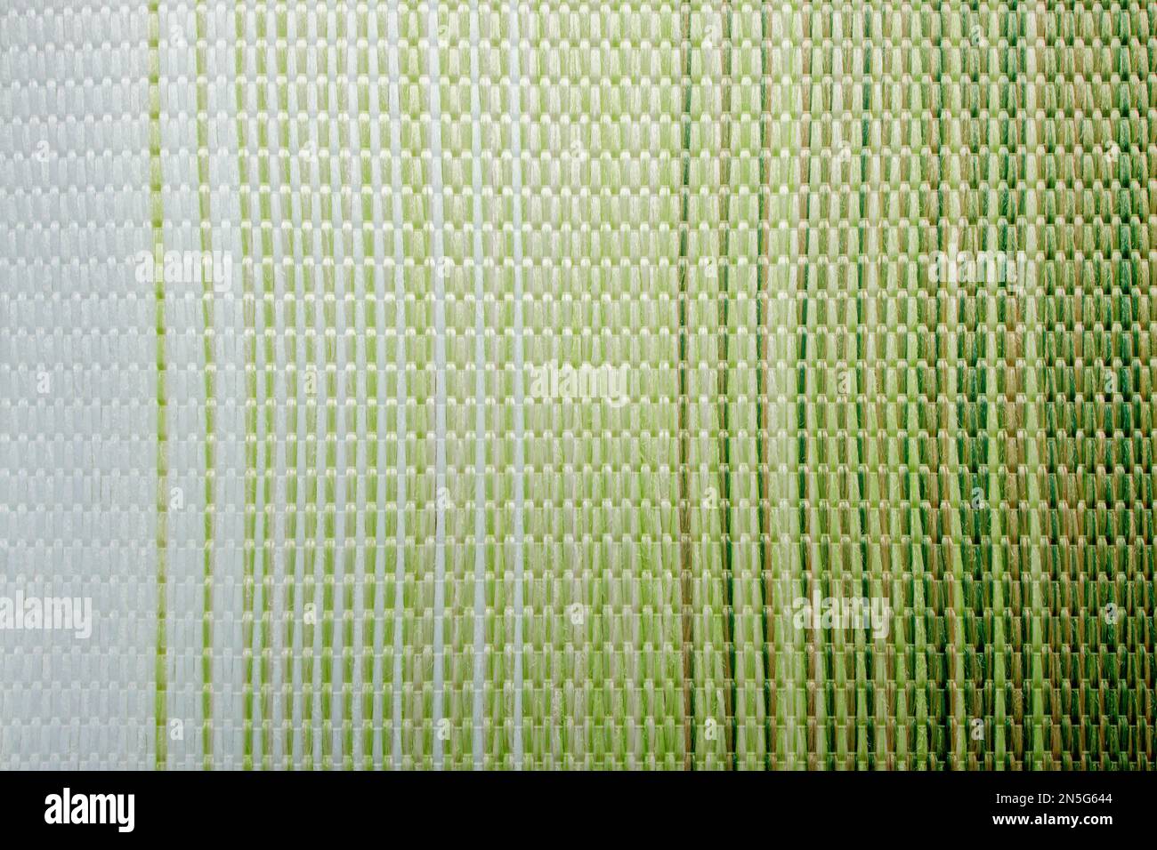 Strukturierter grüner Farbverlauf im Textilhintergrund. Der  Hintergrundstoff ist ein dichter Sonnenschutzstoff, der für Stoffjalousien  verwendet wird Stockfotografie - Alamy