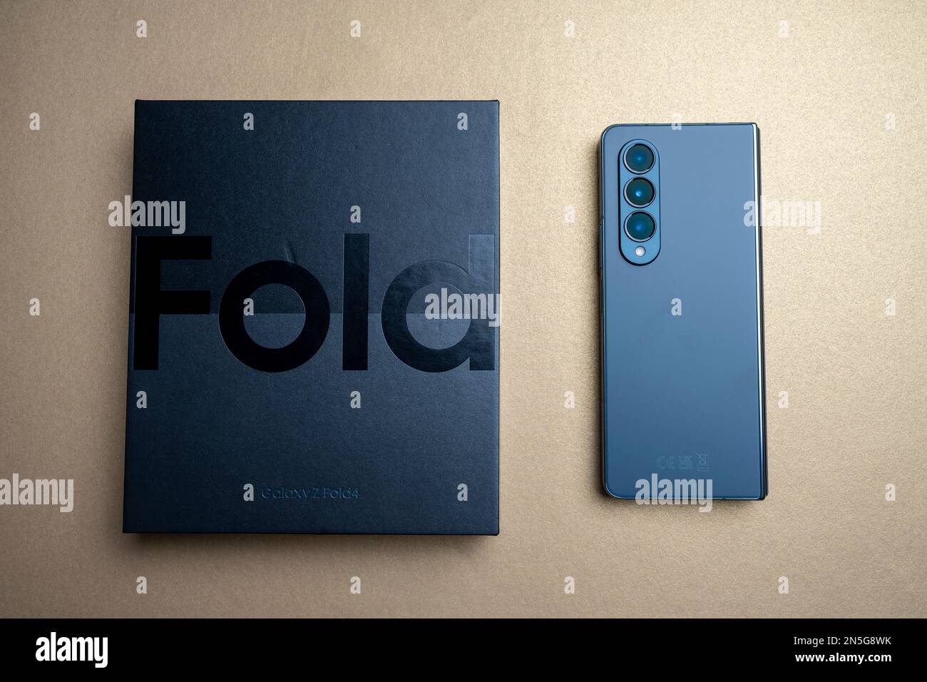 Brandneues Samsung Galaxy Z Fold 4 in grau-grüner Farbe. Das Gerät befindet sich in der geschlossenen Position. Stockfoto