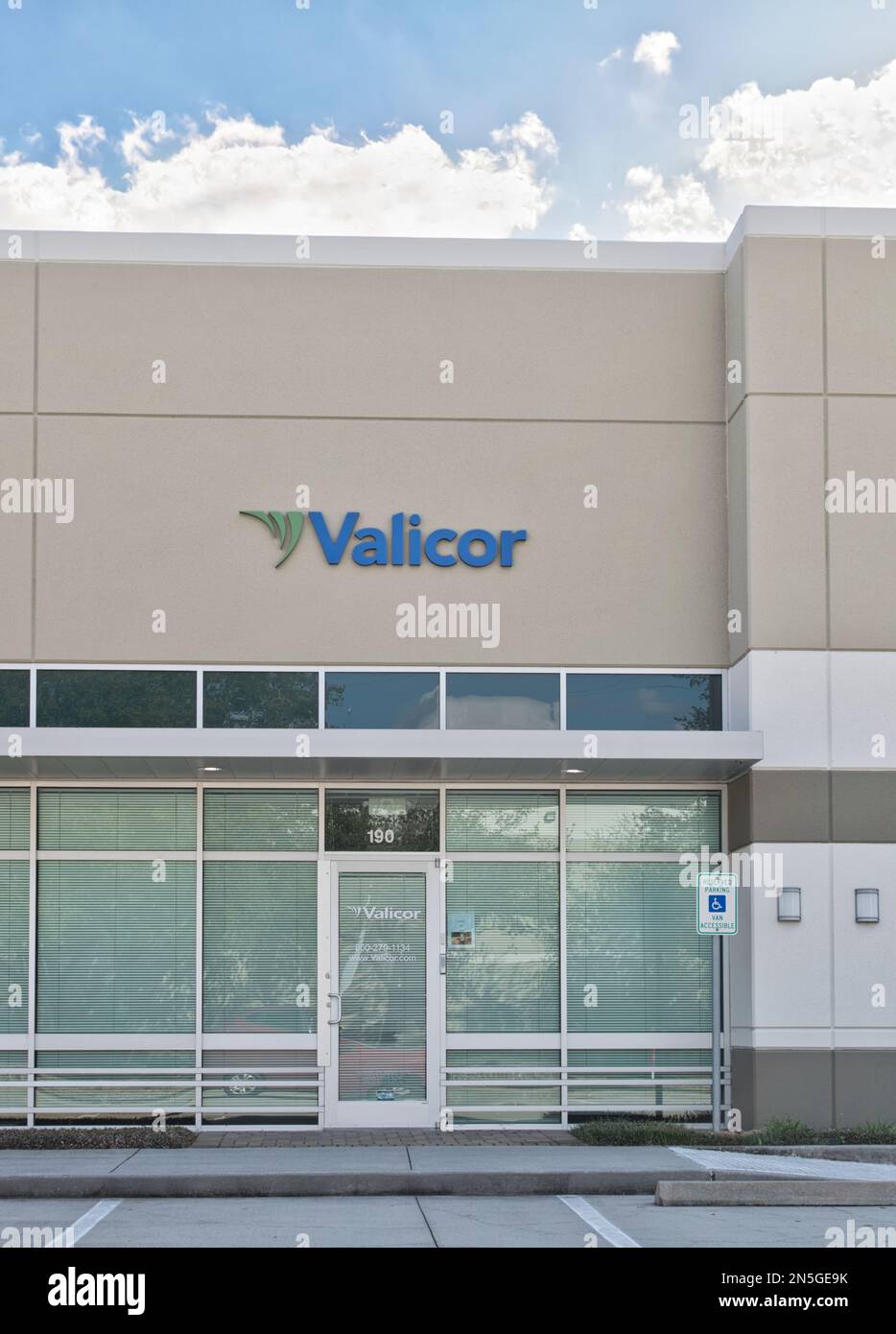 Houston, Texas, USA 02-05-2023: Außenansicht des Valicor-Bürogebäudes in Houston, TX. Nachhaltiges Abfallmanagement. Stockfoto
