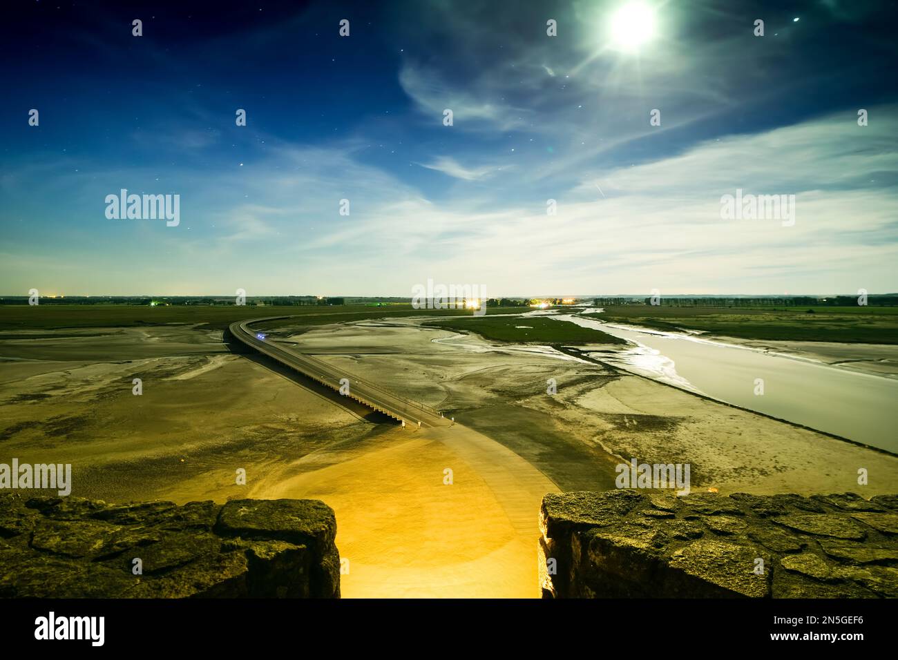 Nachthimmel und Sternenhimmel vom Mont saint-michel Aussichtspunkt. Berühmtes romantisches Wahrzeichen bei Nacht in Frankreich Stockfoto