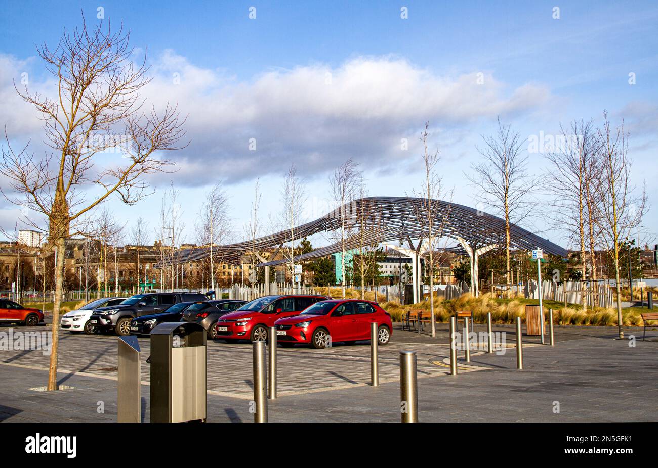 Dundee, Tayside, Schottland, Großbritannien. 9. Februar 2023. UK Weather: Im Nordosten Schottlands scheint die Sonne im Februar mit Temperaturen um 8 °C, aber es fühlt sich bitter an aufgrund der kalten westlichen Winde. Das V&A Design Museum, Discovery Point, das RRS Discovery Schiff und das Dundee Waterfront Development Project dominieren die Landschaft im Februar. Touristen und Einwohner nutzen die Wintersonne bei einem Spaziergang entlang der sonnenverwöhnten Uferpromenade. Kredit: Dundee Photographics/Alamy Live News Stockfoto