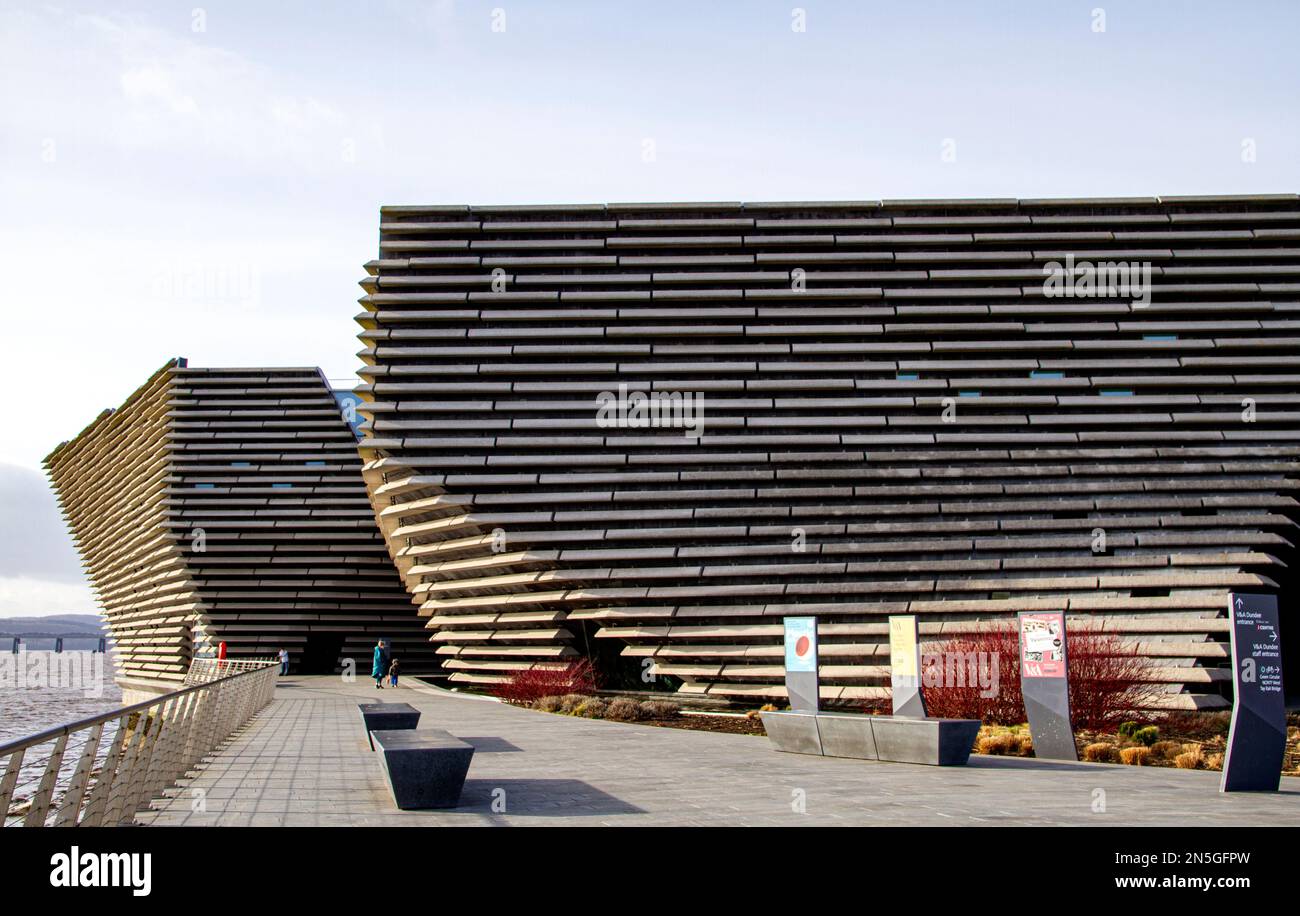 Dundee, Tayside, Schottland, Großbritannien. 9. Februar 2023. UK Weather: Im Nordosten Schottlands scheint die Sonne im Februar mit Temperaturen um 8 °C, aber es fühlt sich bitter an aufgrund der kalten westlichen Winde. Das V&A Design Museum, Discovery Point, das RRS Discovery Schiff und das Dundee Waterfront Development Project dominieren die Landschaft im Februar. Touristen und Einwohner nutzen die Wintersonne bei einem Spaziergang entlang der sonnenverwöhnten Uferpromenade. Kredit: Dundee Photographics/Alamy Live News Stockfoto